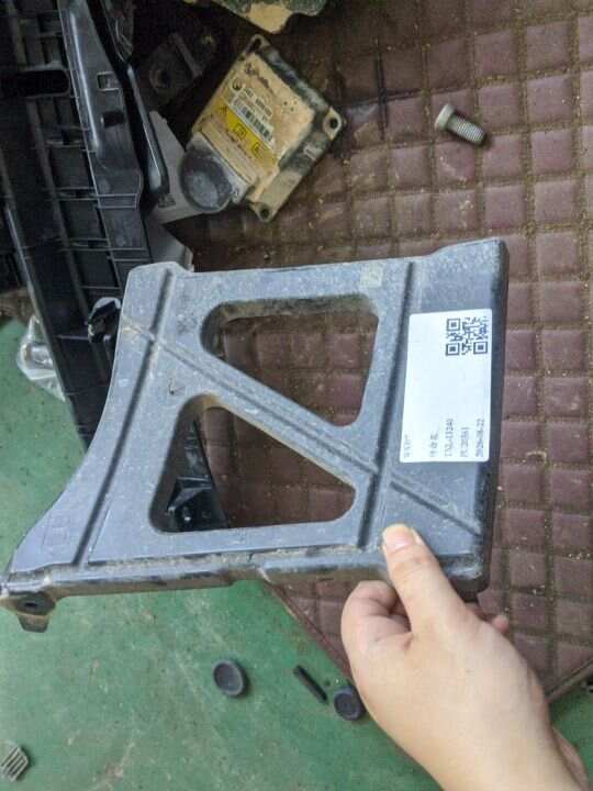 51758465416 扩散器支架(右)