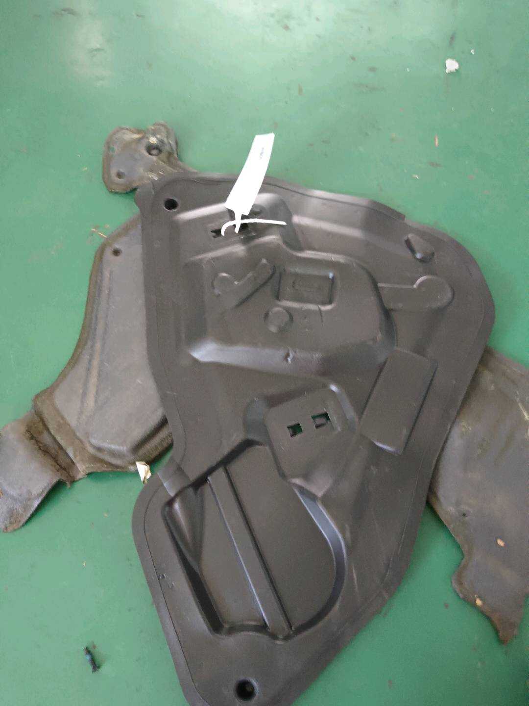 YL00506480 后门内防水膜（左）