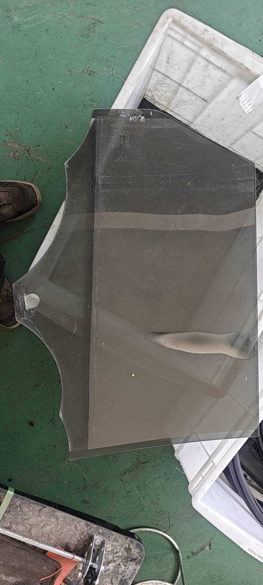 LR026715 Rear Door Glass, Left