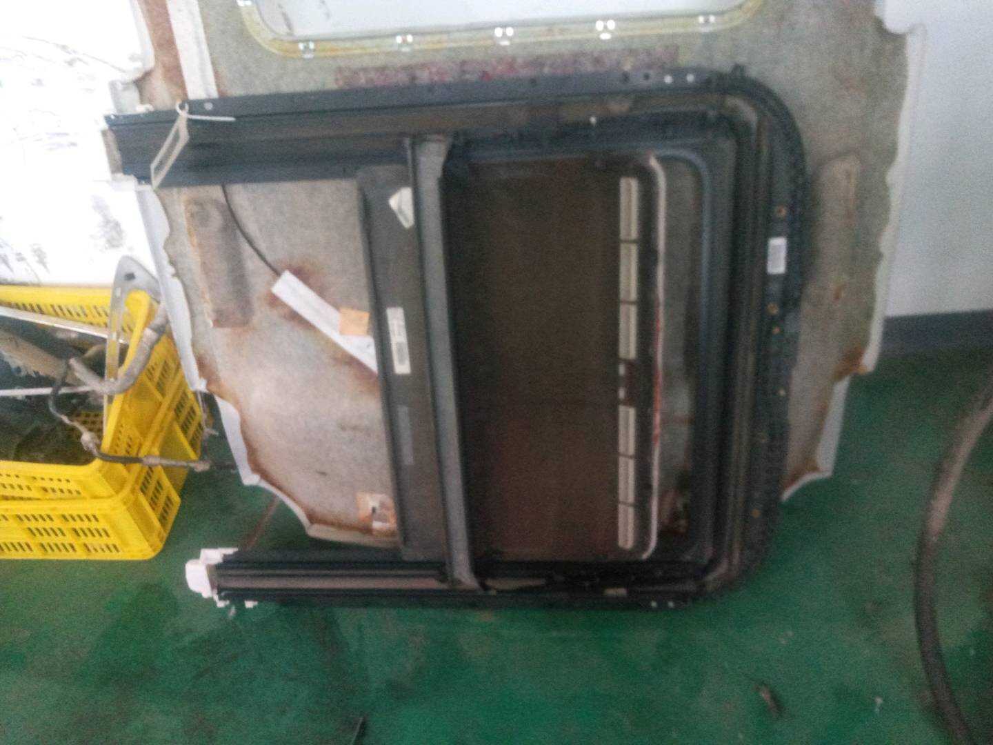 8T8877049 天窗底座