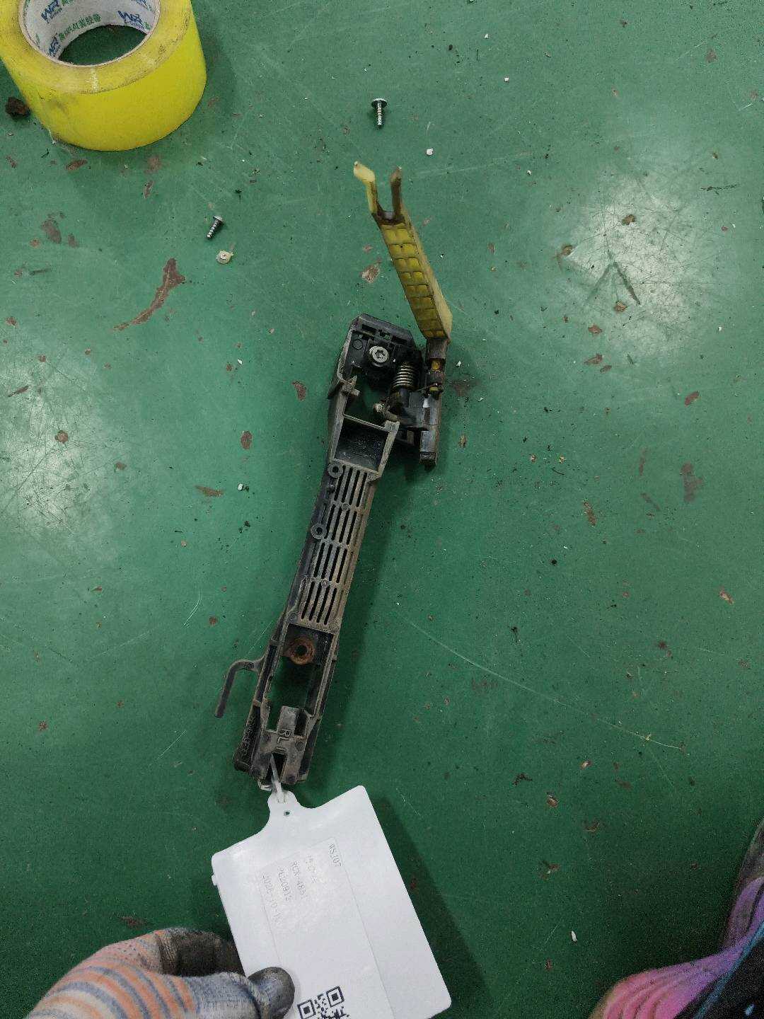 8796106334 后门外拉手固定框(左)