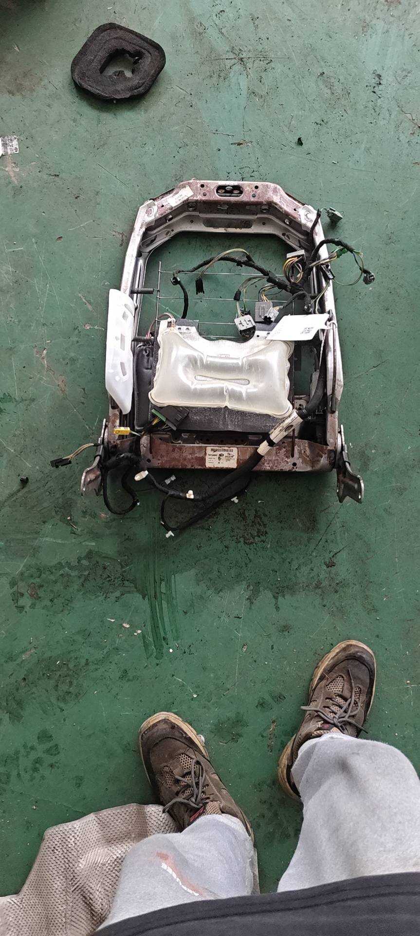 LR026759 副驾驶员靠背支架