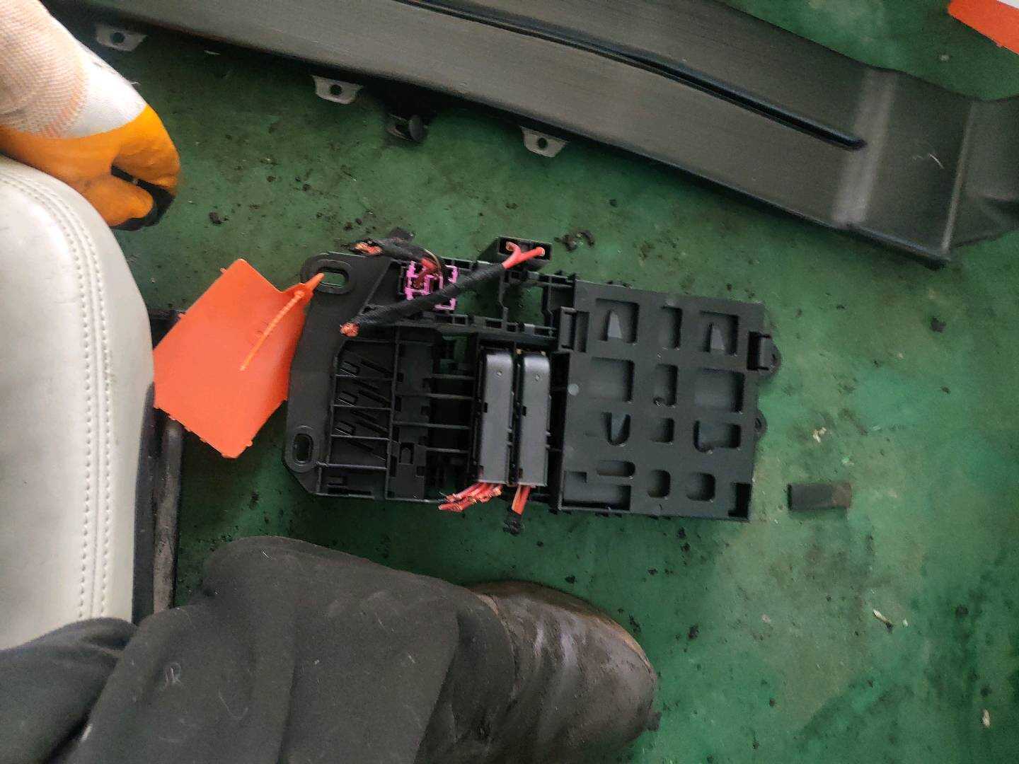 4F0937503 发动机保险盒底座 继