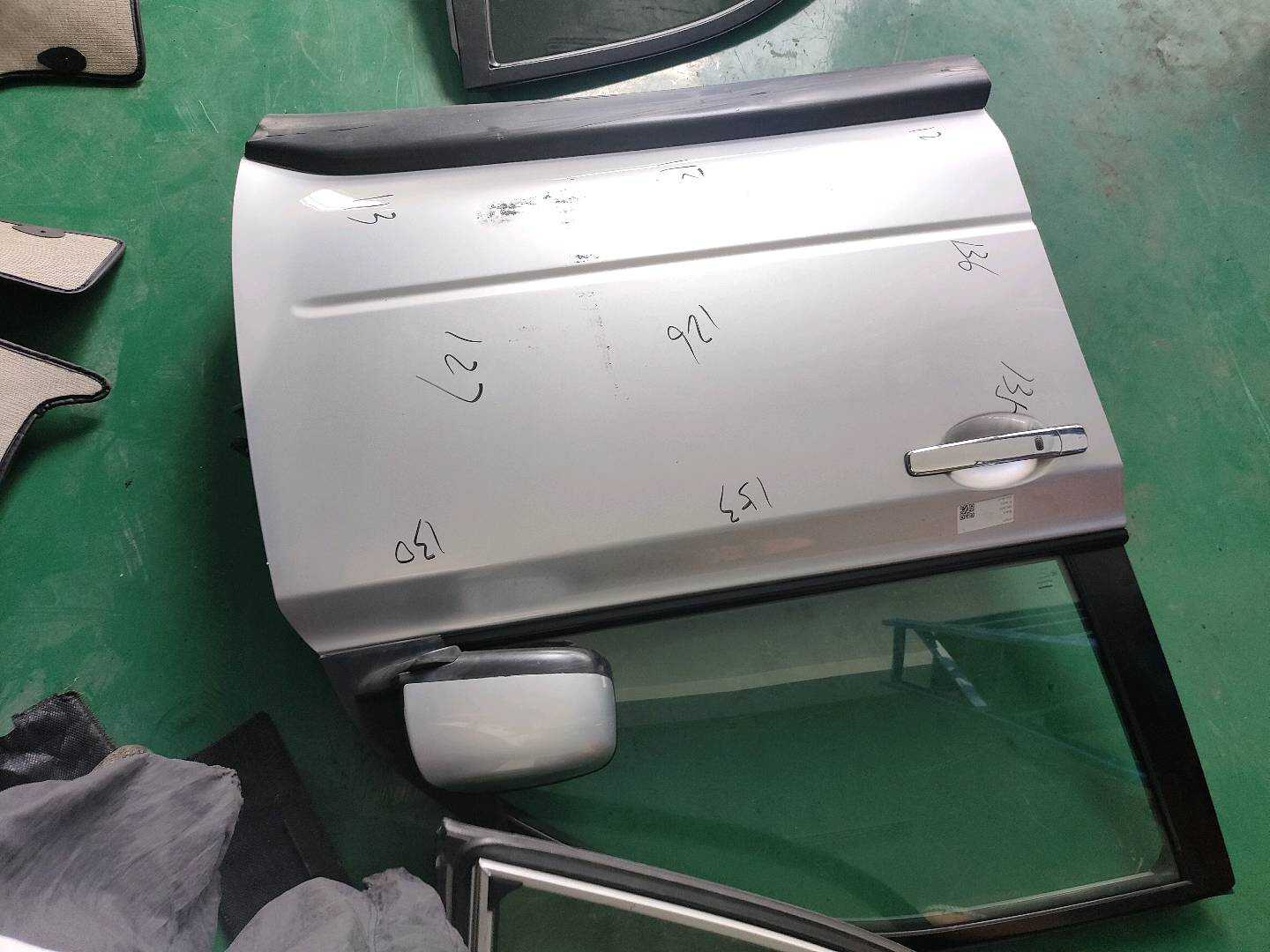 H01001DAMA 前门壳（右）