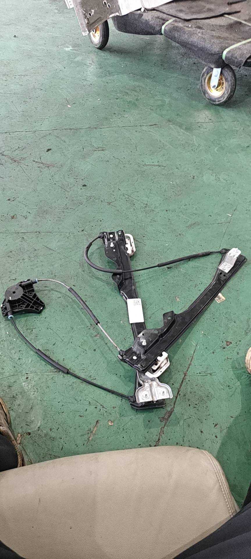 FK7BR23209AK 前门玻璃升降支架（左）