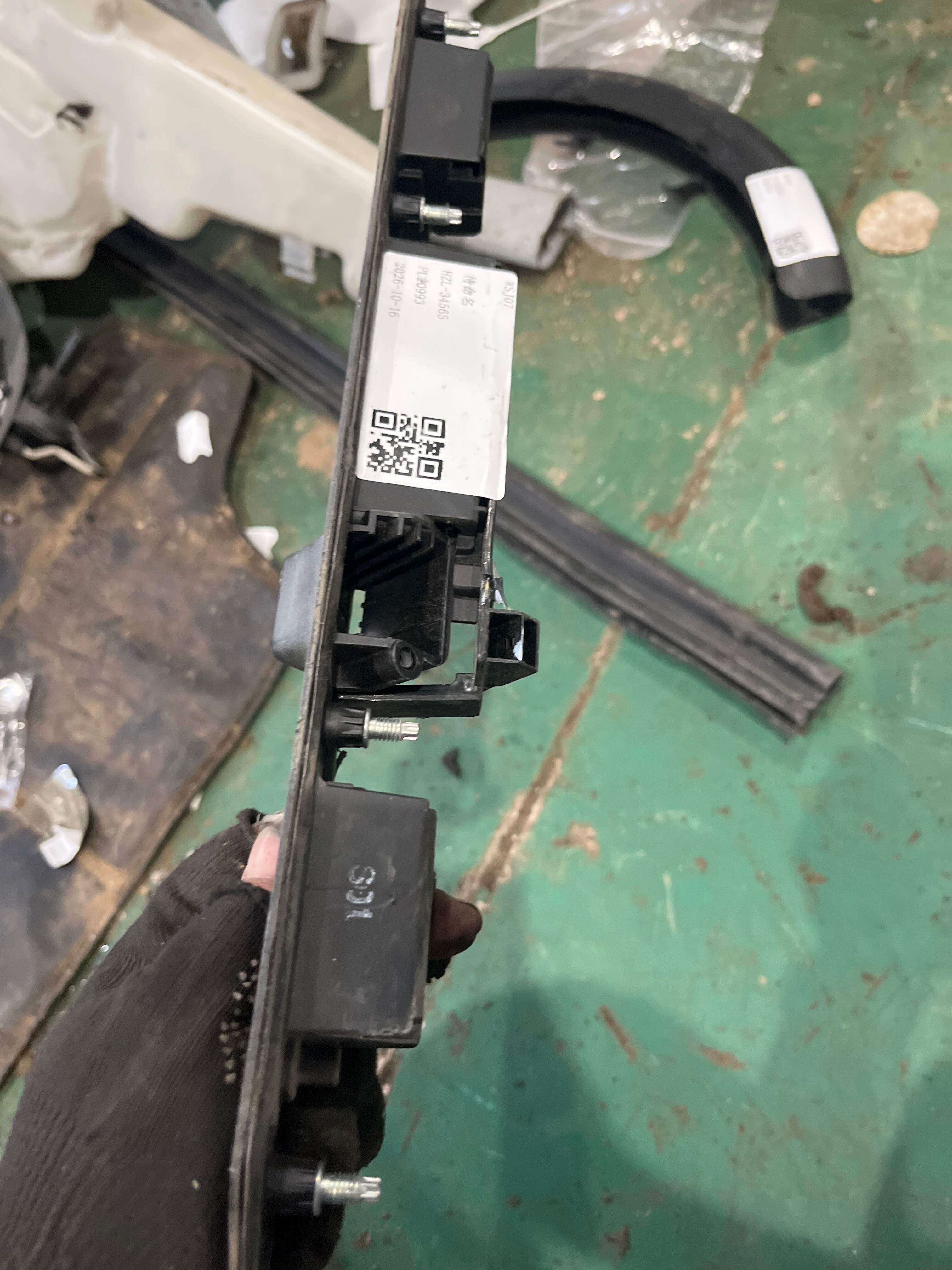 4L0827574 尾盖外拉手
