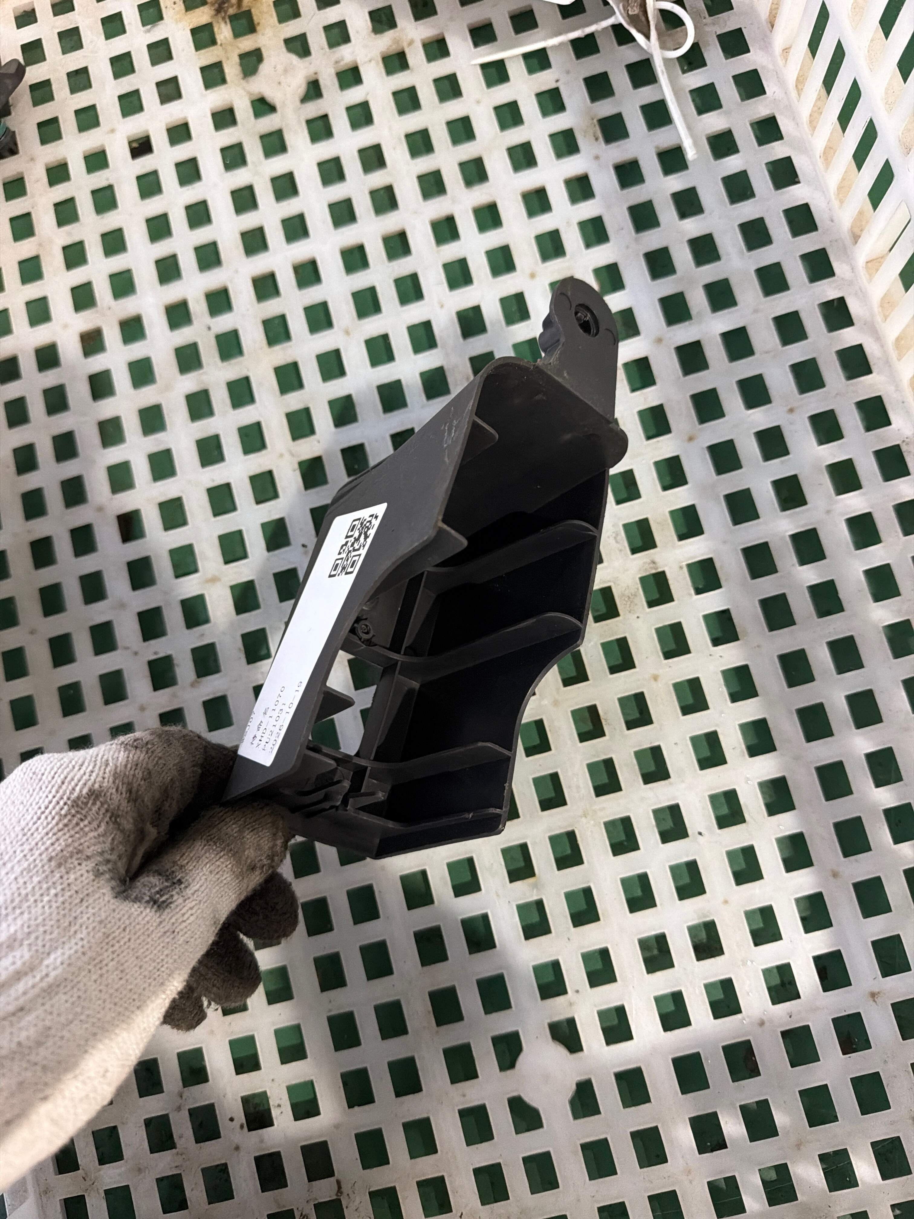8E0882352 Support Bracket