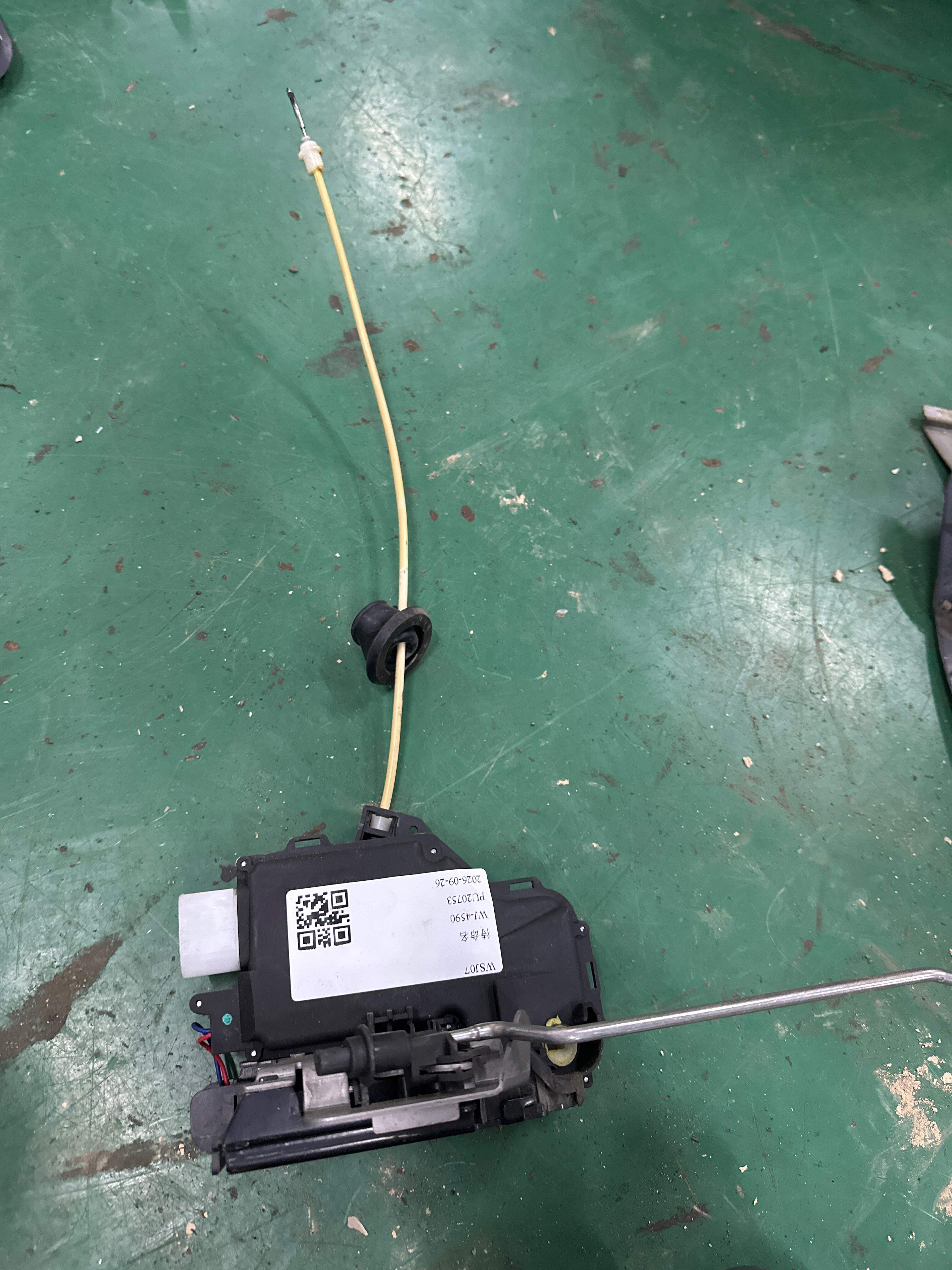 401837015 前门锁总成(左)