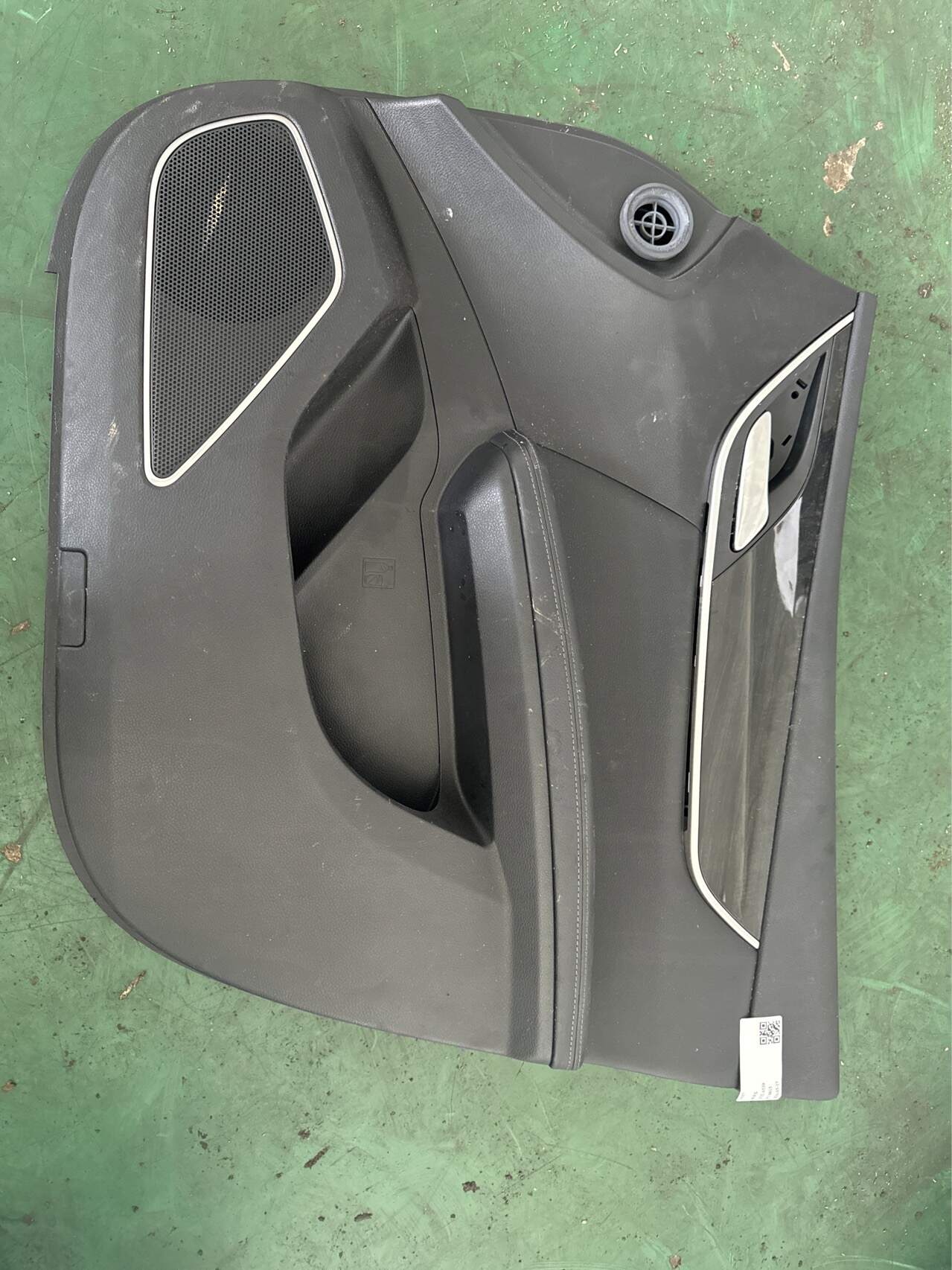 MEF6102200 Front Right Door Trim Panel Assembly