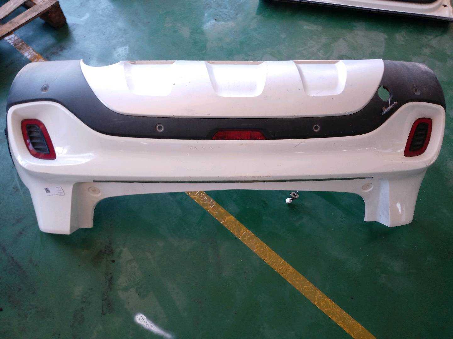 1018062189 后保险杠皮