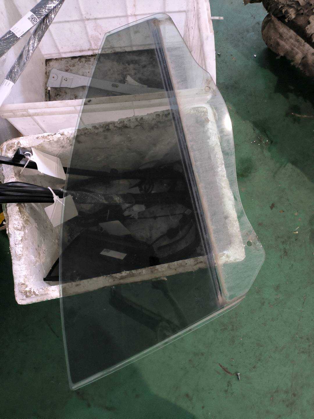1068002063 右前车门玻璃