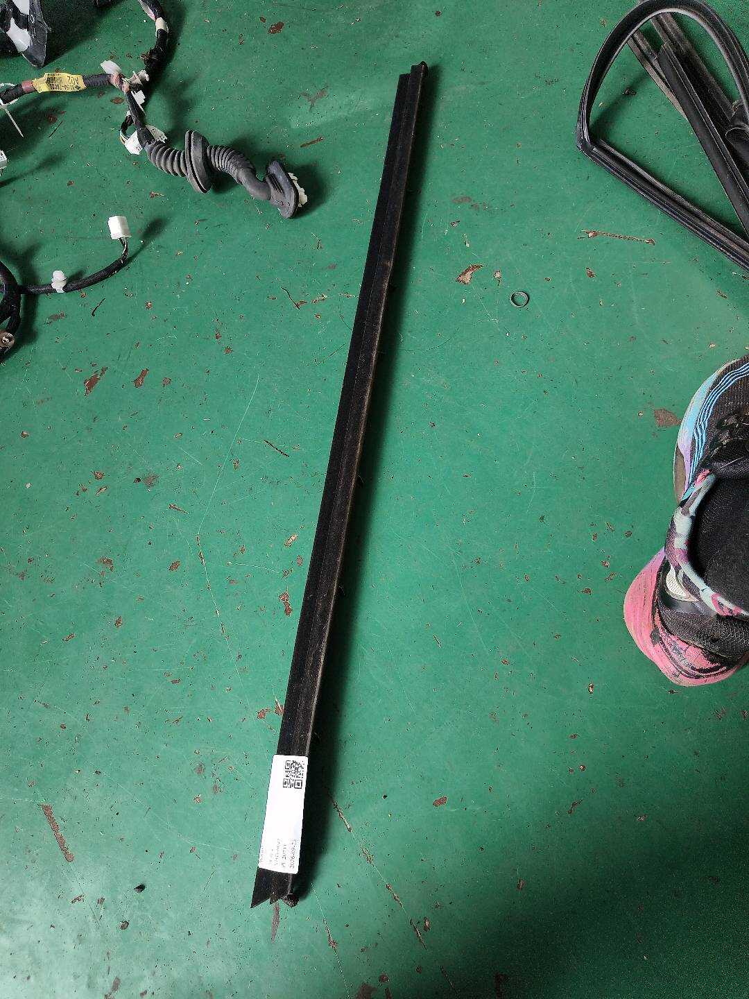 6817176010 Front Door Window Molding (Right Inner)