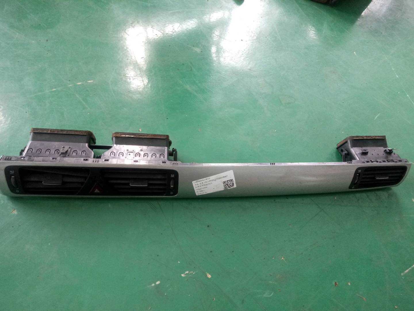 L18G820701JRYP 仪表台中间出风口