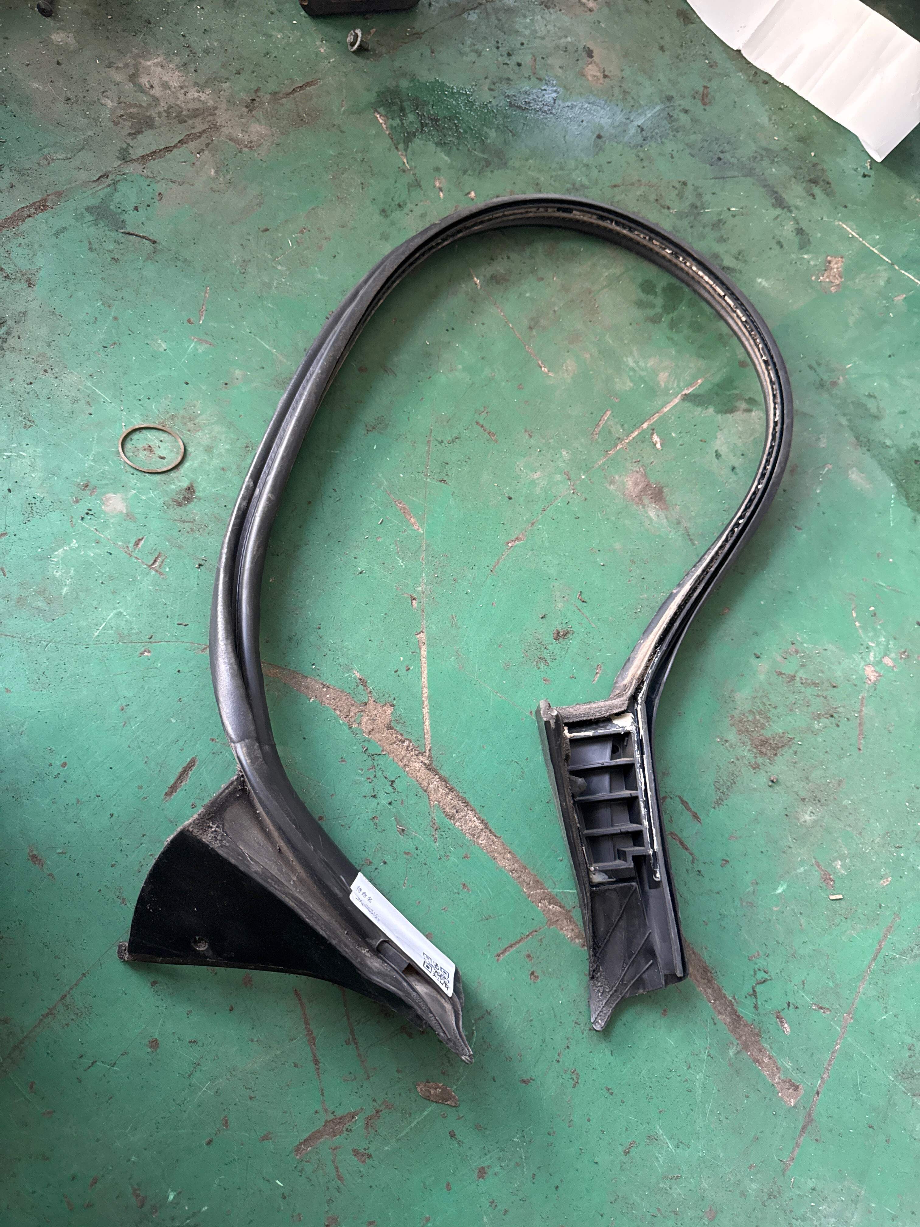 51767237487 Trunk Lid Seal Strip, Center