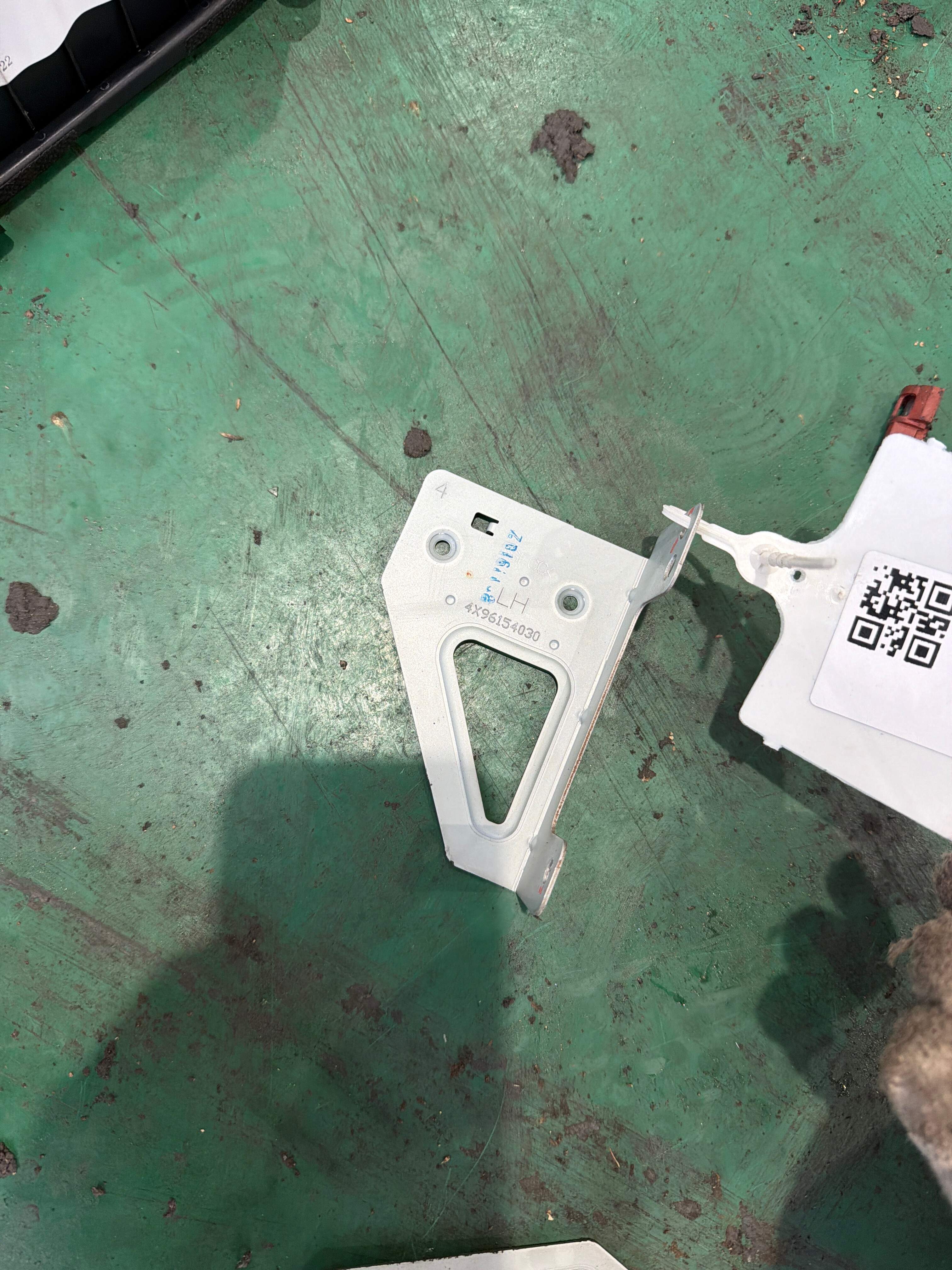 961454X000 Infotainment Head Unit Bracket, Left