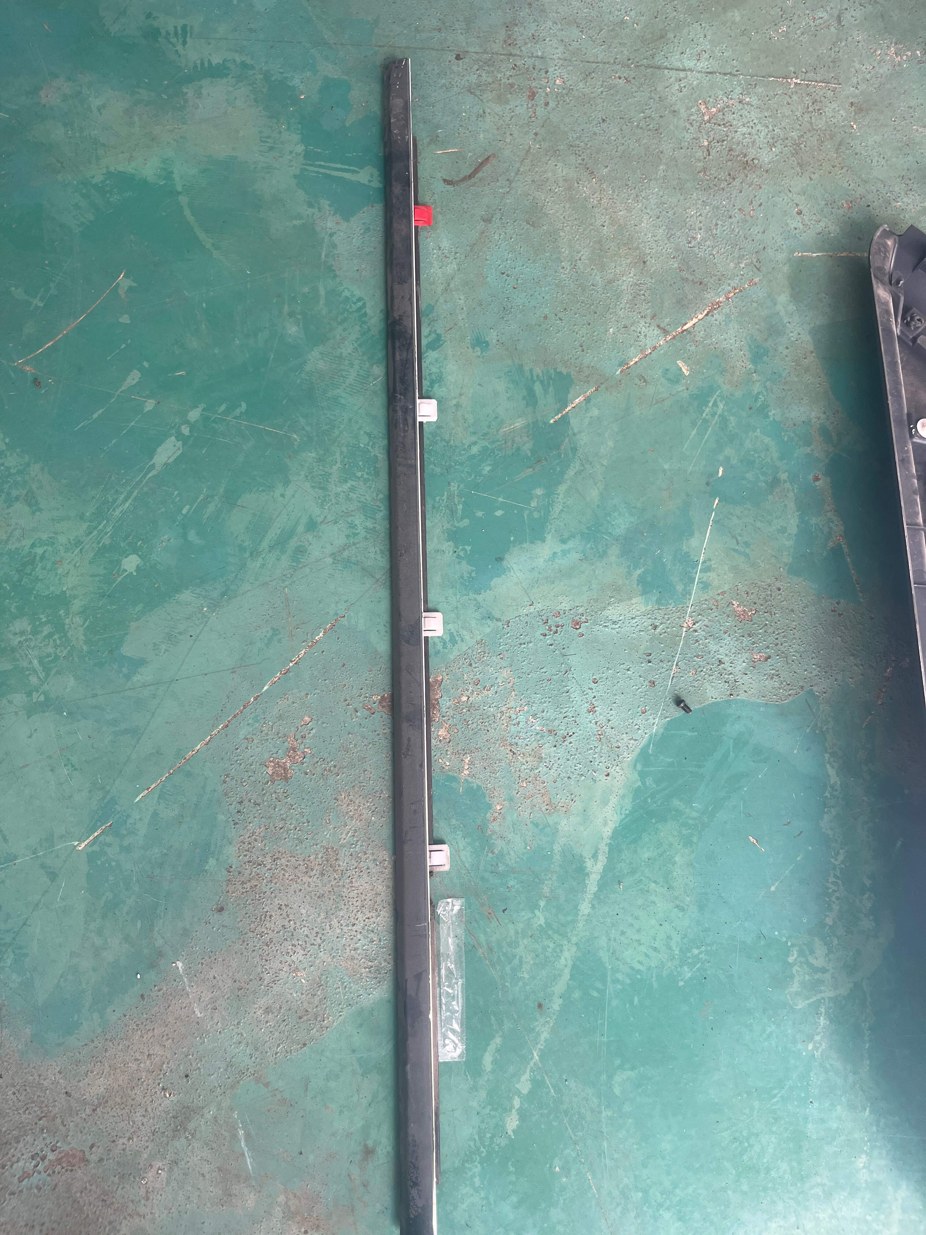 TA36207116B 右后门外水切