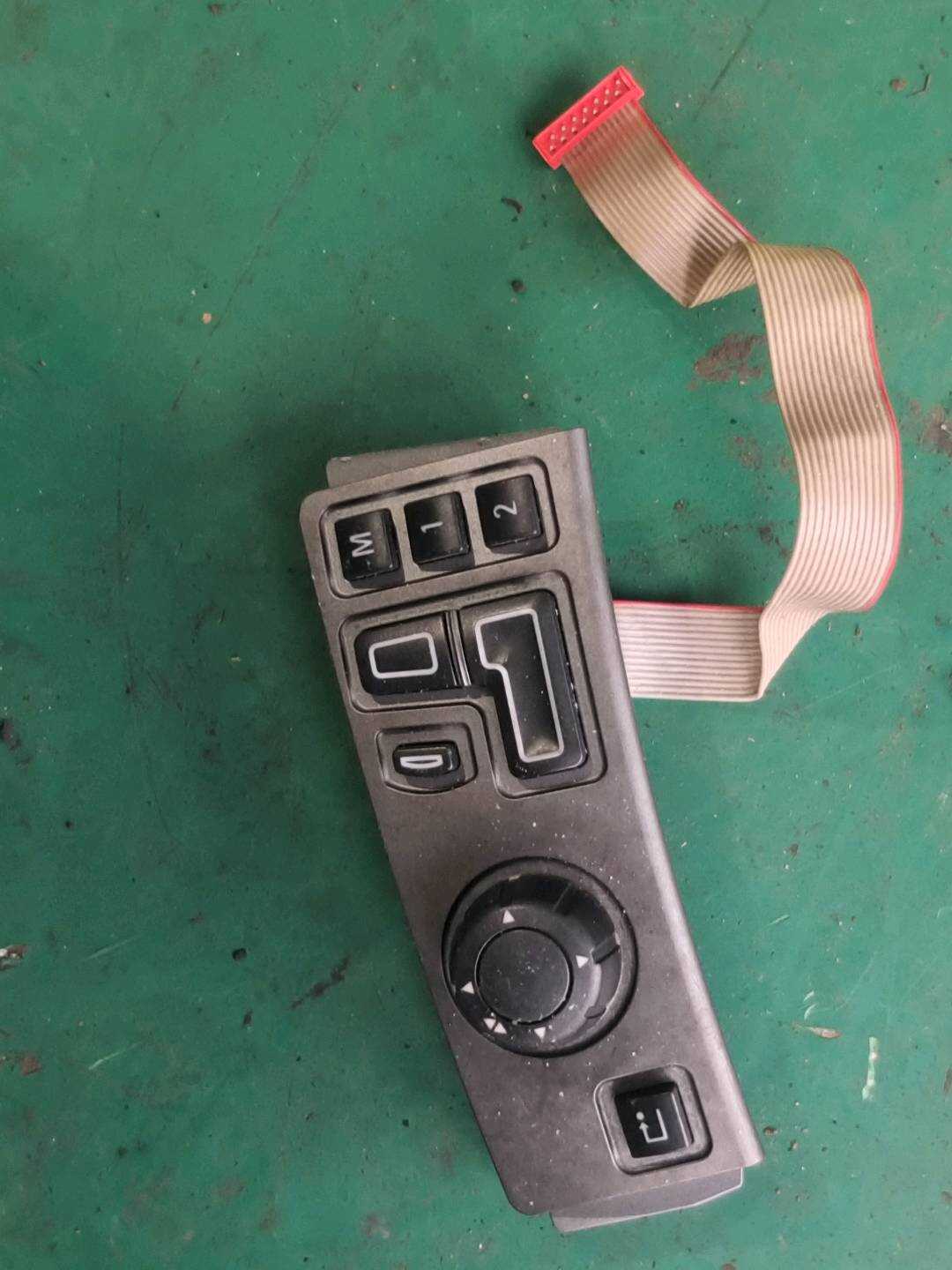 61316918415 后排座椅调节开关(右)