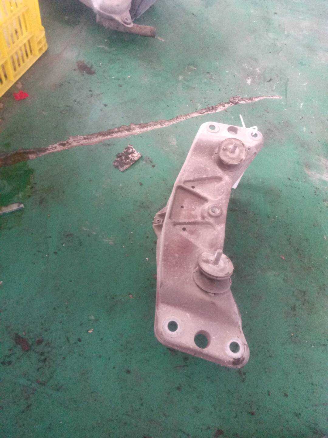 22326759680 变速器托梁