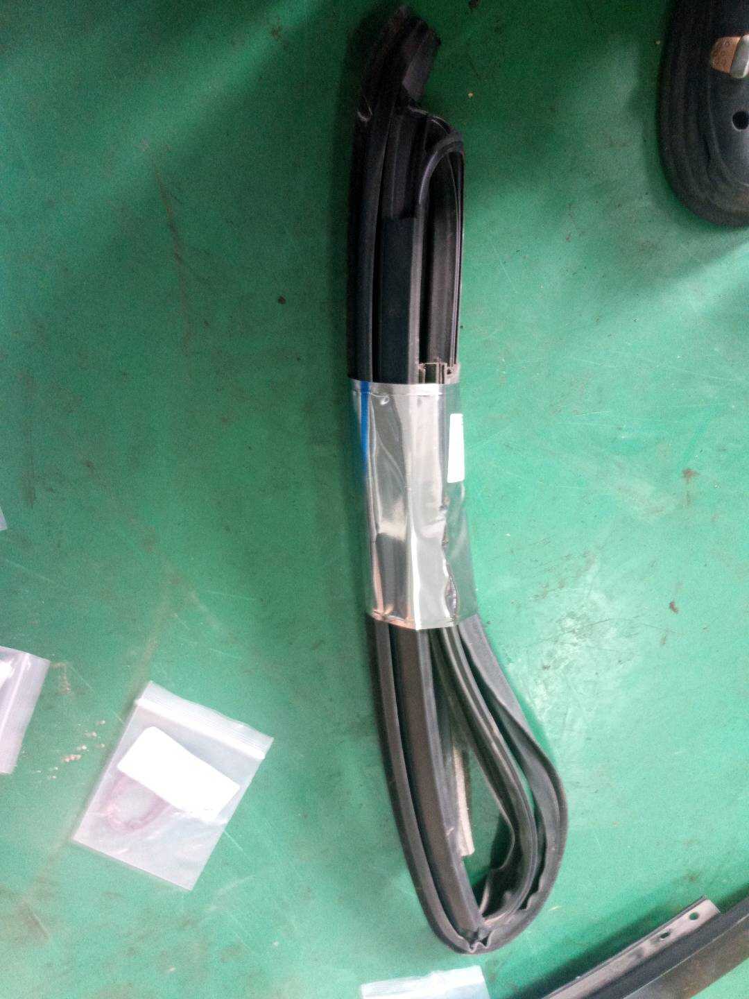 51347060257 后门玻璃绒槽(左)