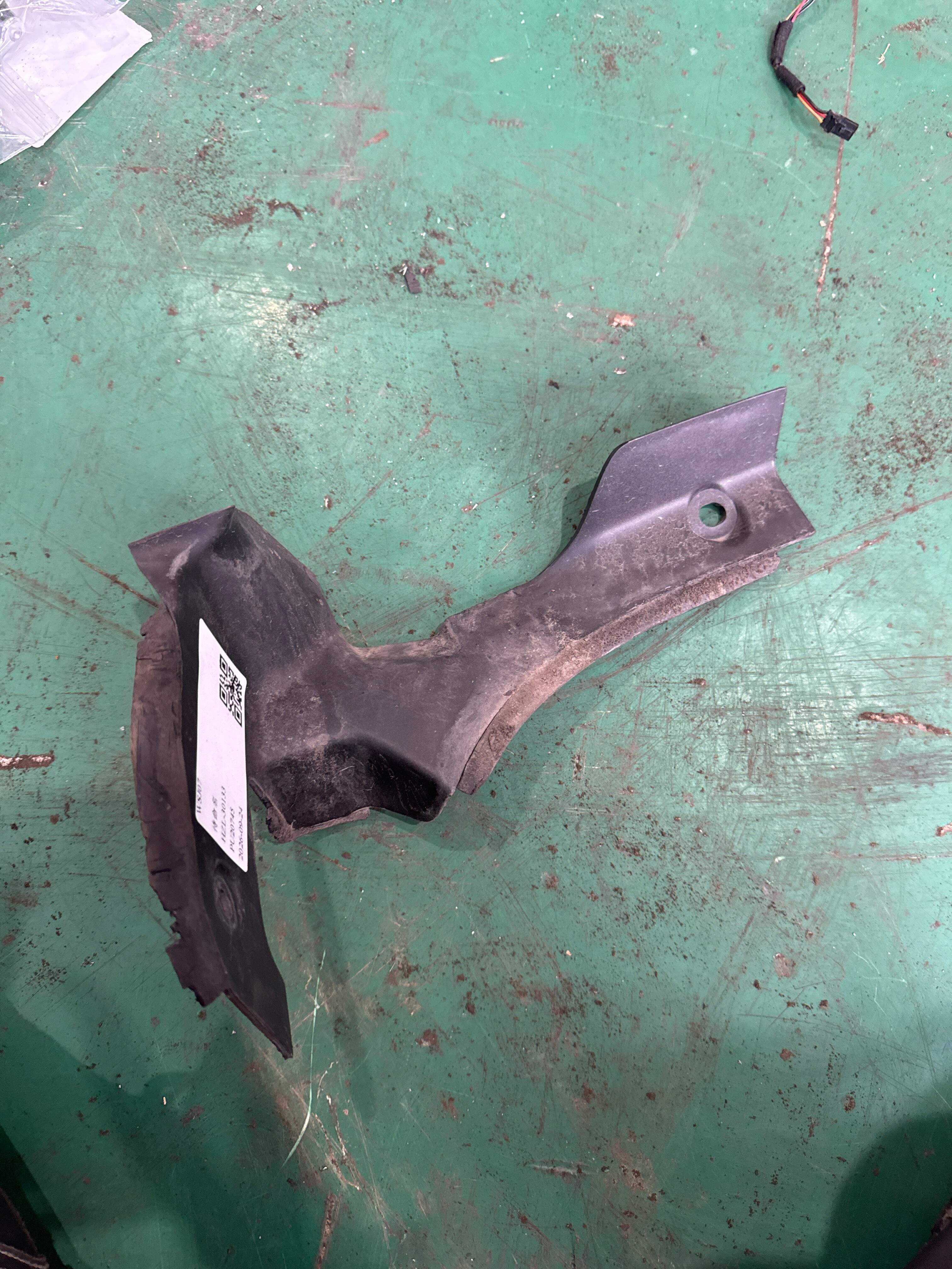LR027237 Trunk Lid Hinge Cover, Left
