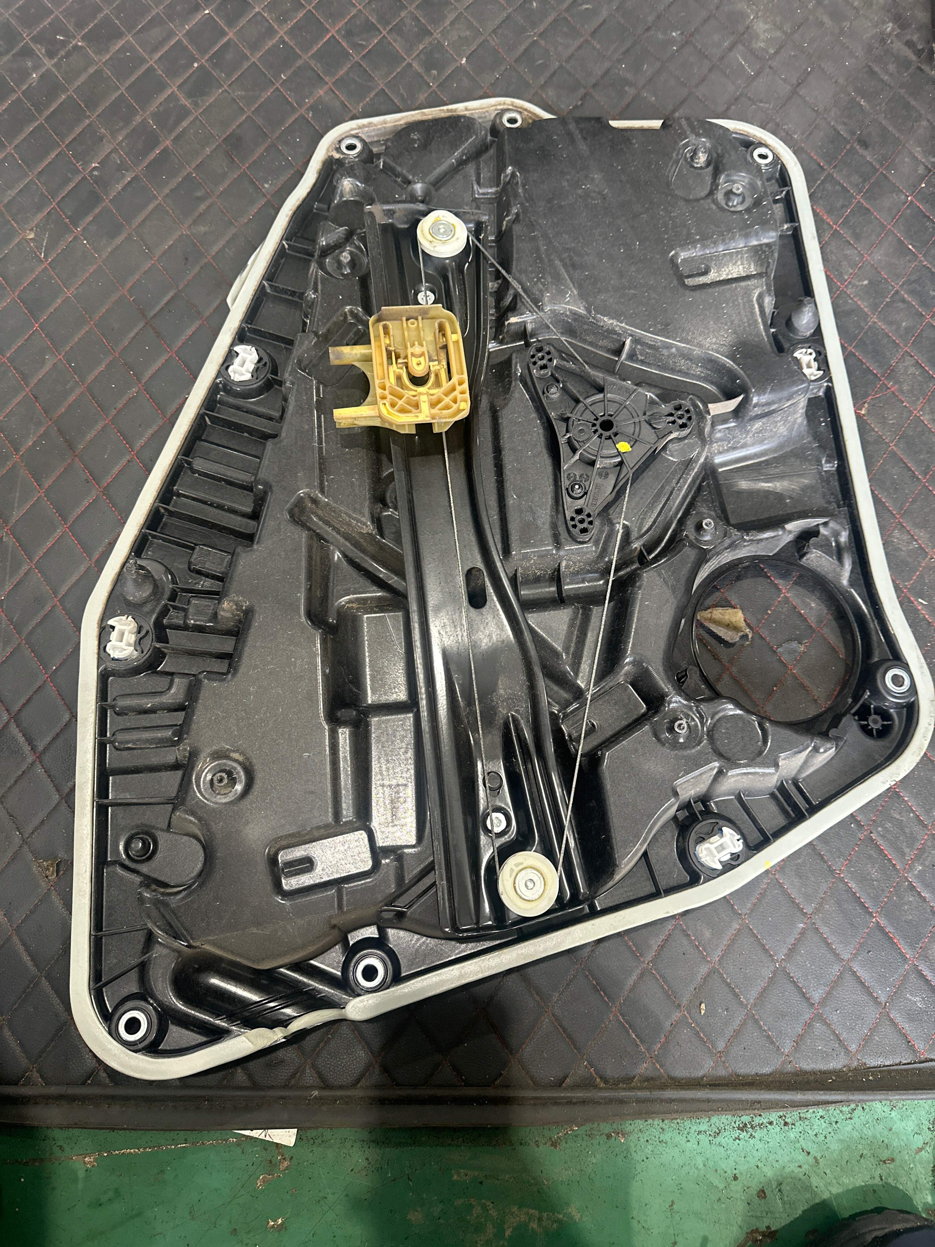 51357498153 后门玻璃升降支架(左)