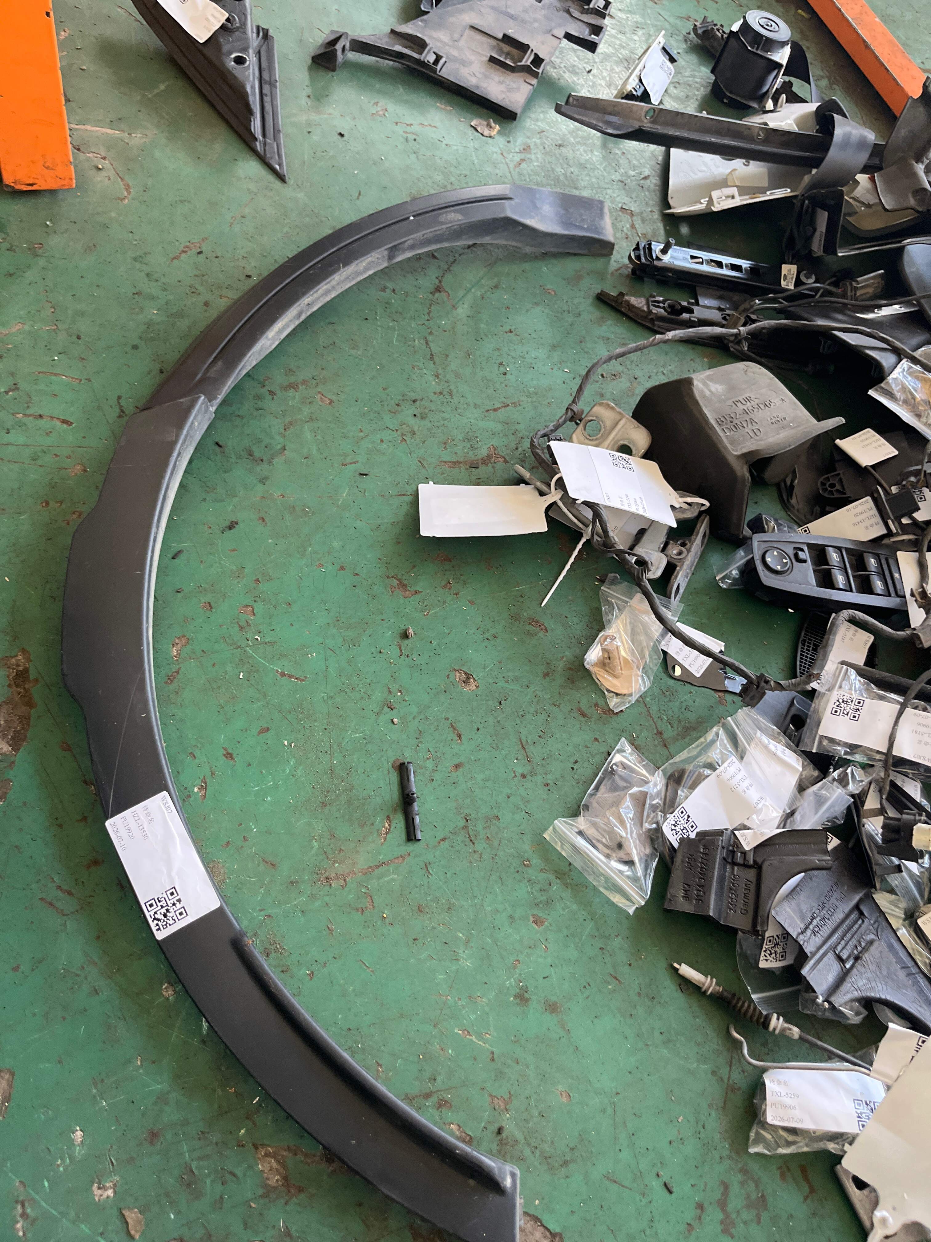 LR052644 Rear Wheel Arch Molding, Right