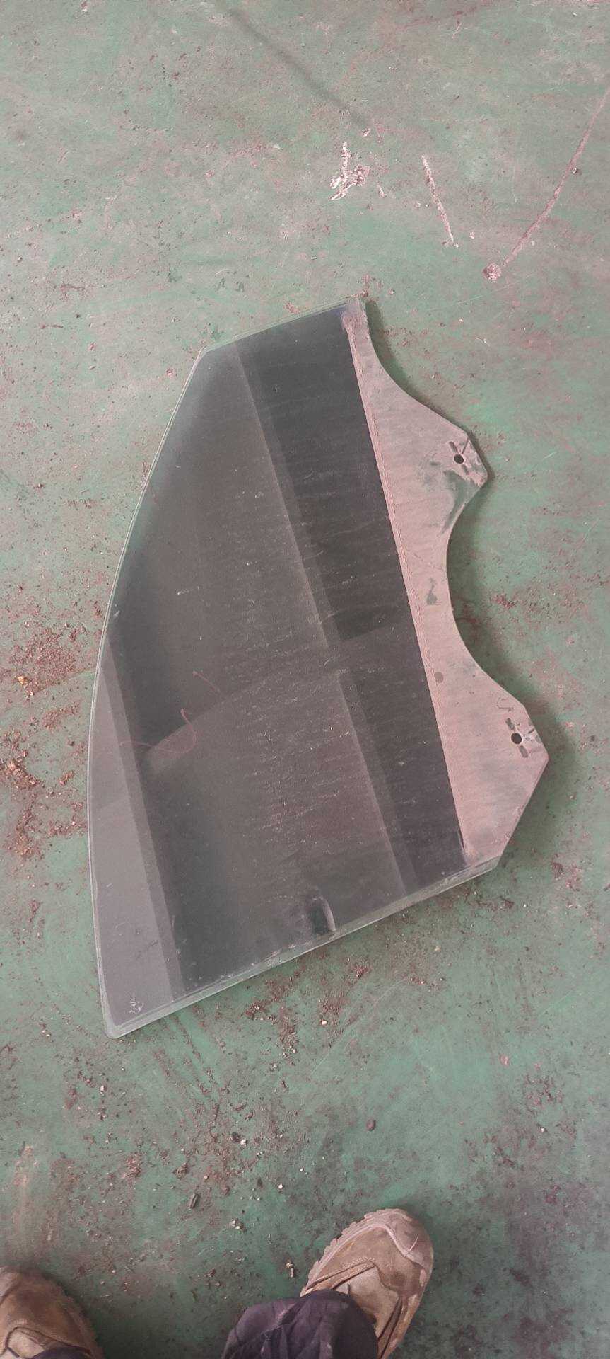 84384356 Front Door Glass, Right