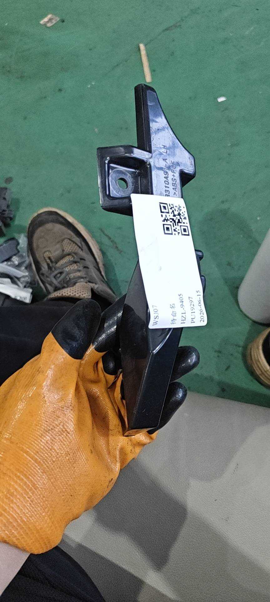 FK7BR310A91AC 固定器(左)