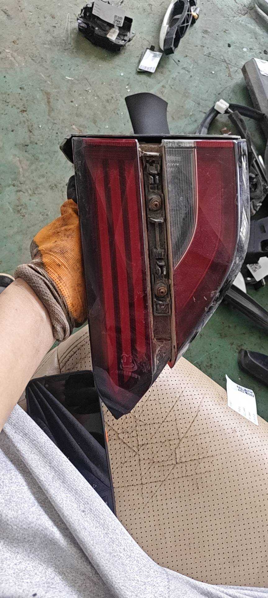 8890922198 背门右组合灯总成