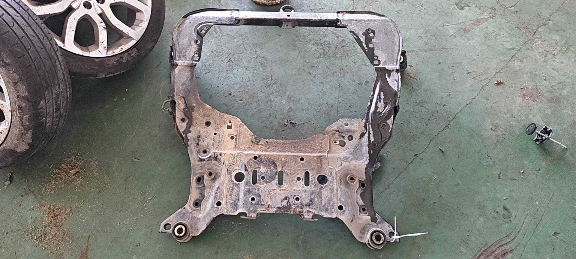 LR041717 Subframe Crossmember