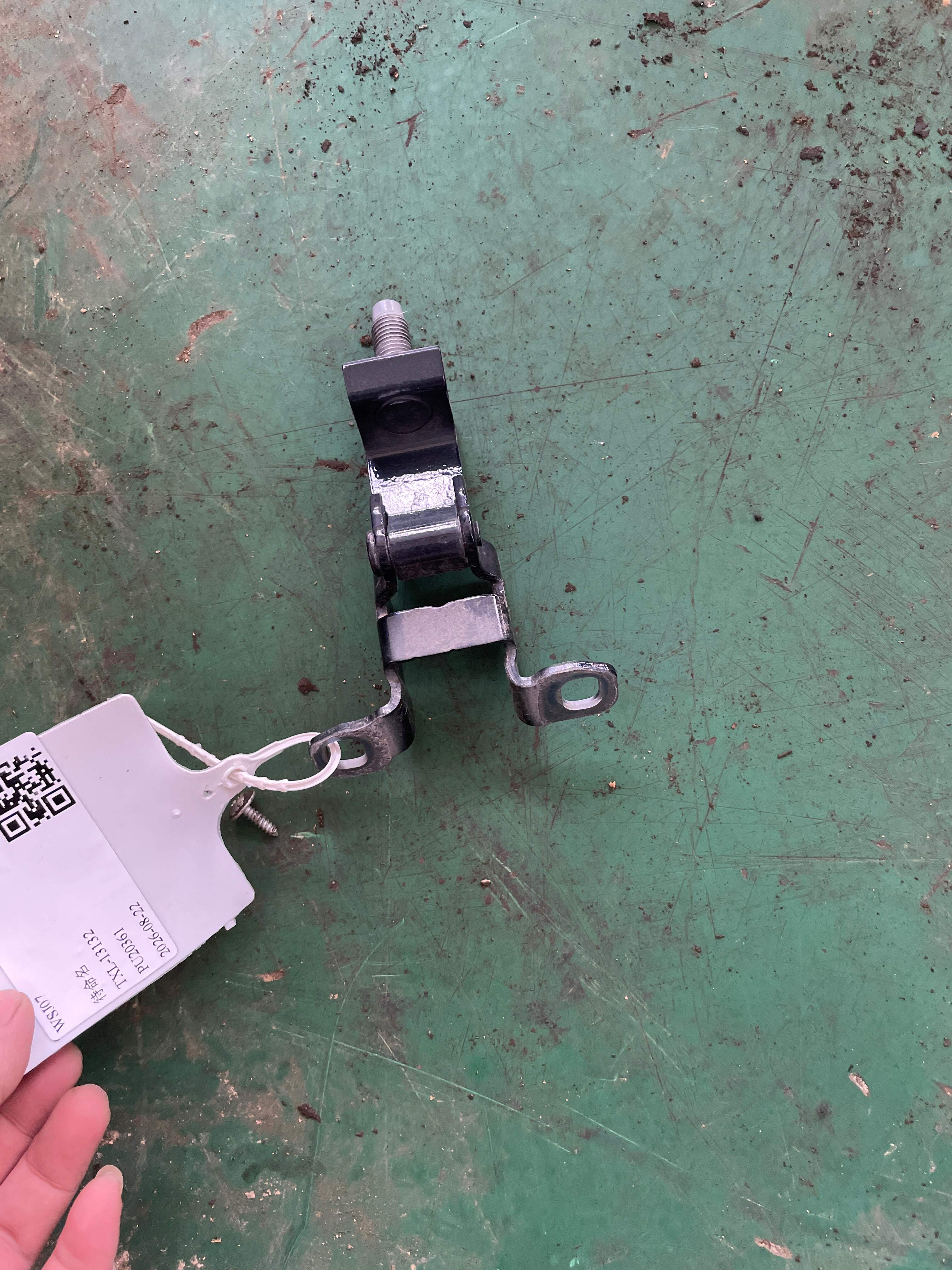 41008494151 尾盖铰链(左)