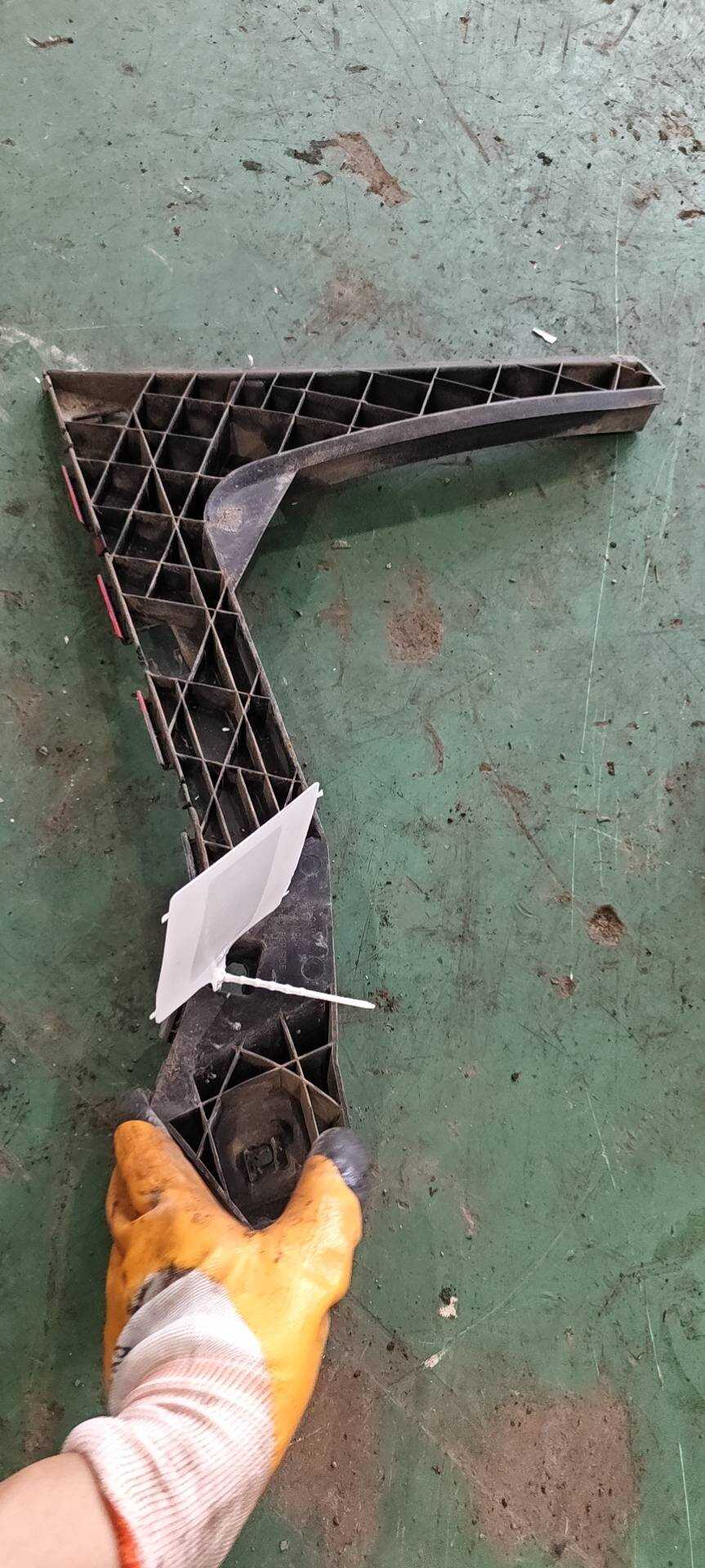 866142M000 Rear Bumper Bracket (Upper Right)