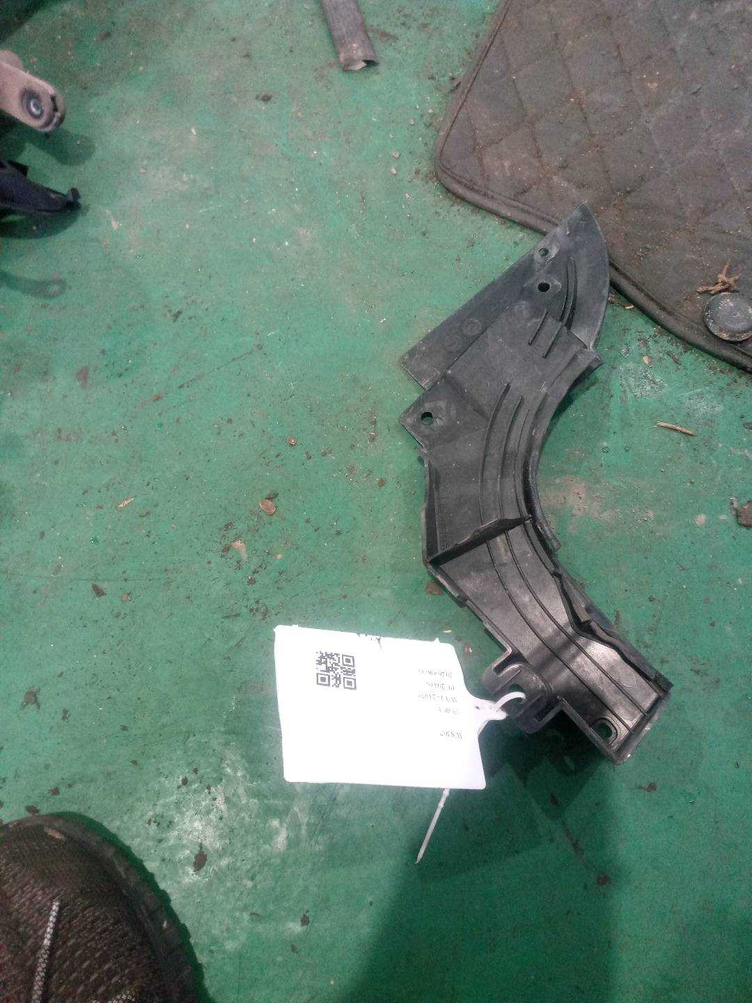 51767300562 前机盖定位件(右)