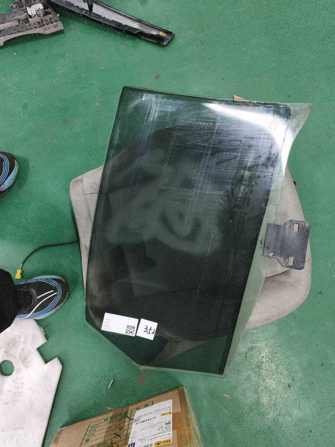 8E5845025C 后门玻璃（左）