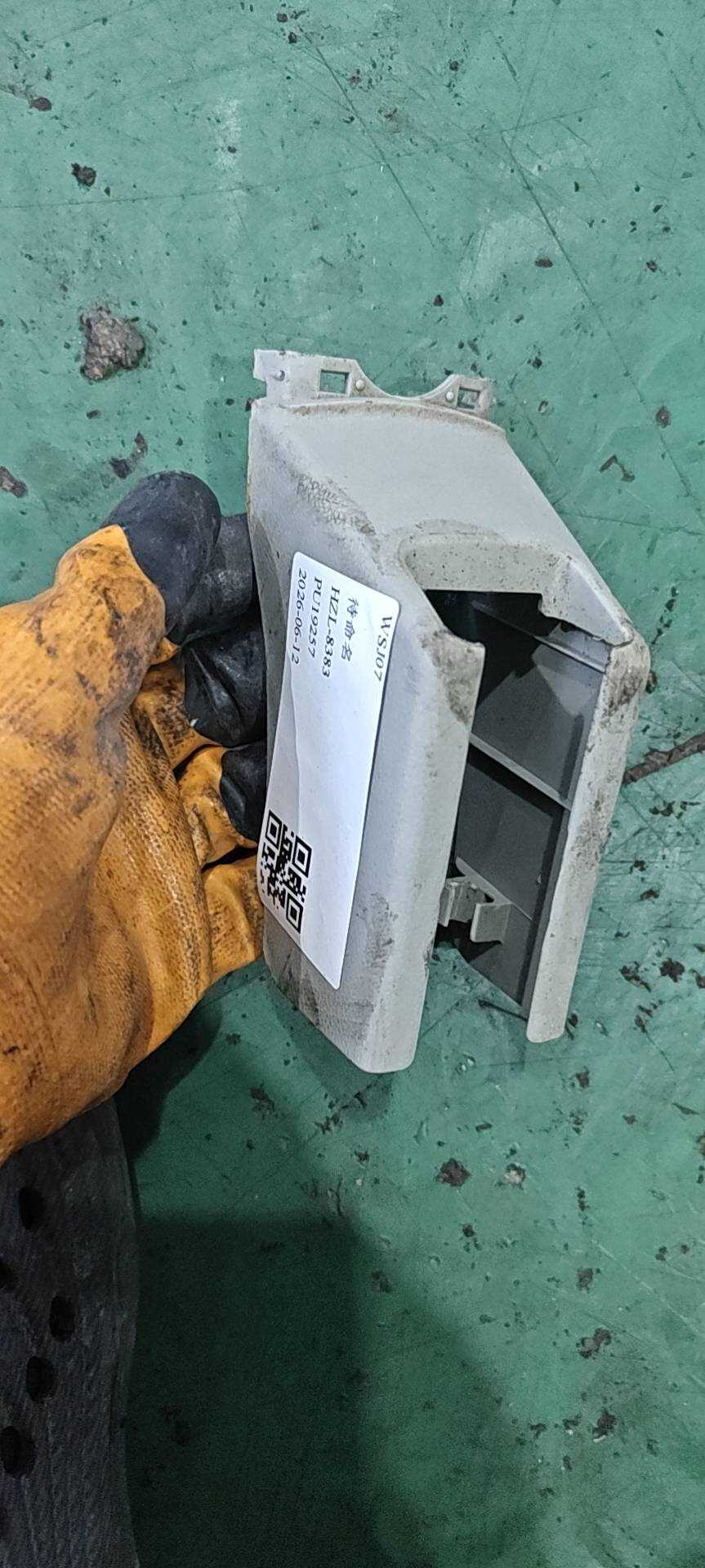 81106TR0A01ZA 前座椅滑轨后护盖(左外)