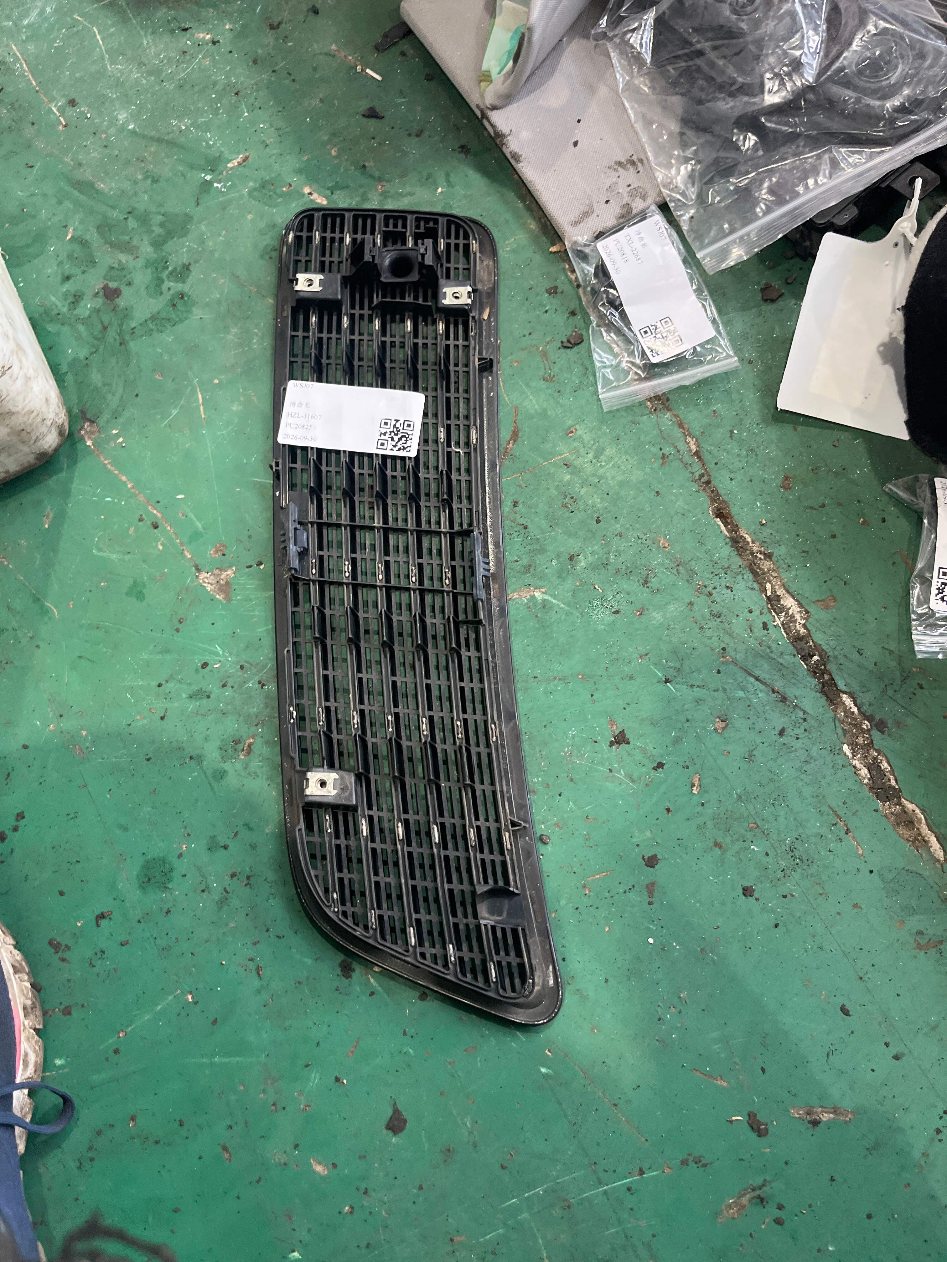 A22188002059197 Hood Air Intake Grille, Right