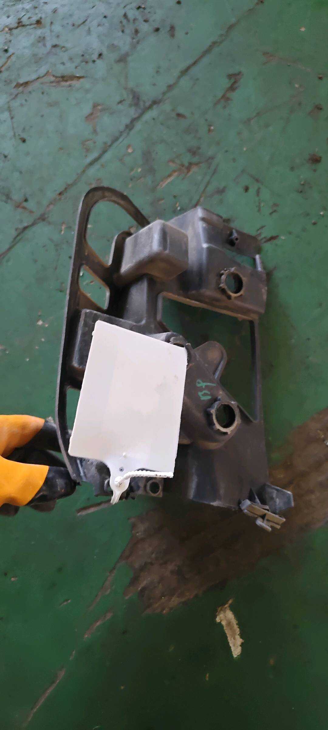 YL00568880 Rear Bumper Bracket, Left