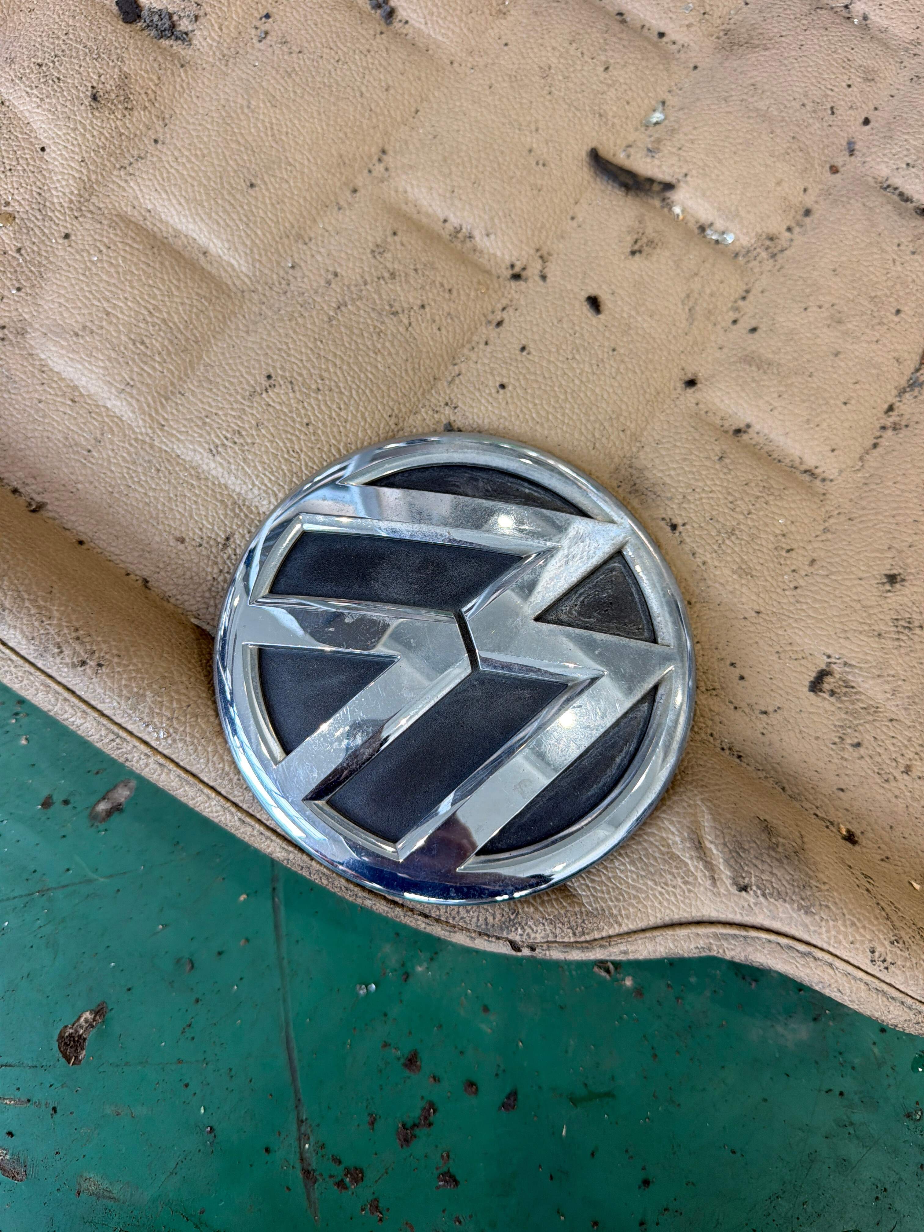 5ND853630 尾盖徽标