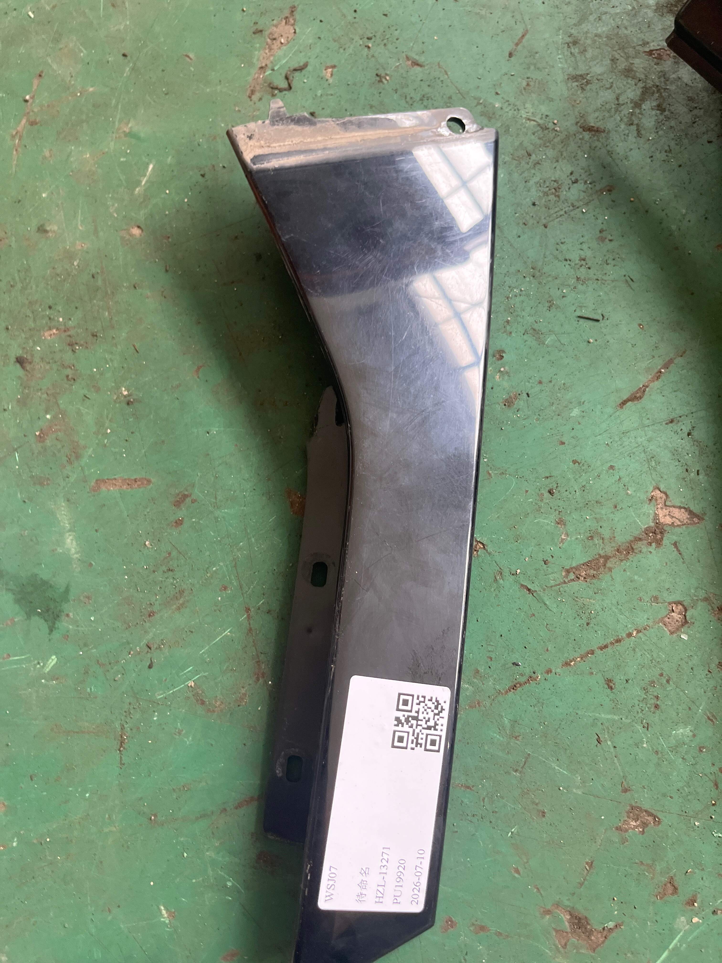 LR050769 Rear Door Window Frame Outer Trim, Front Right