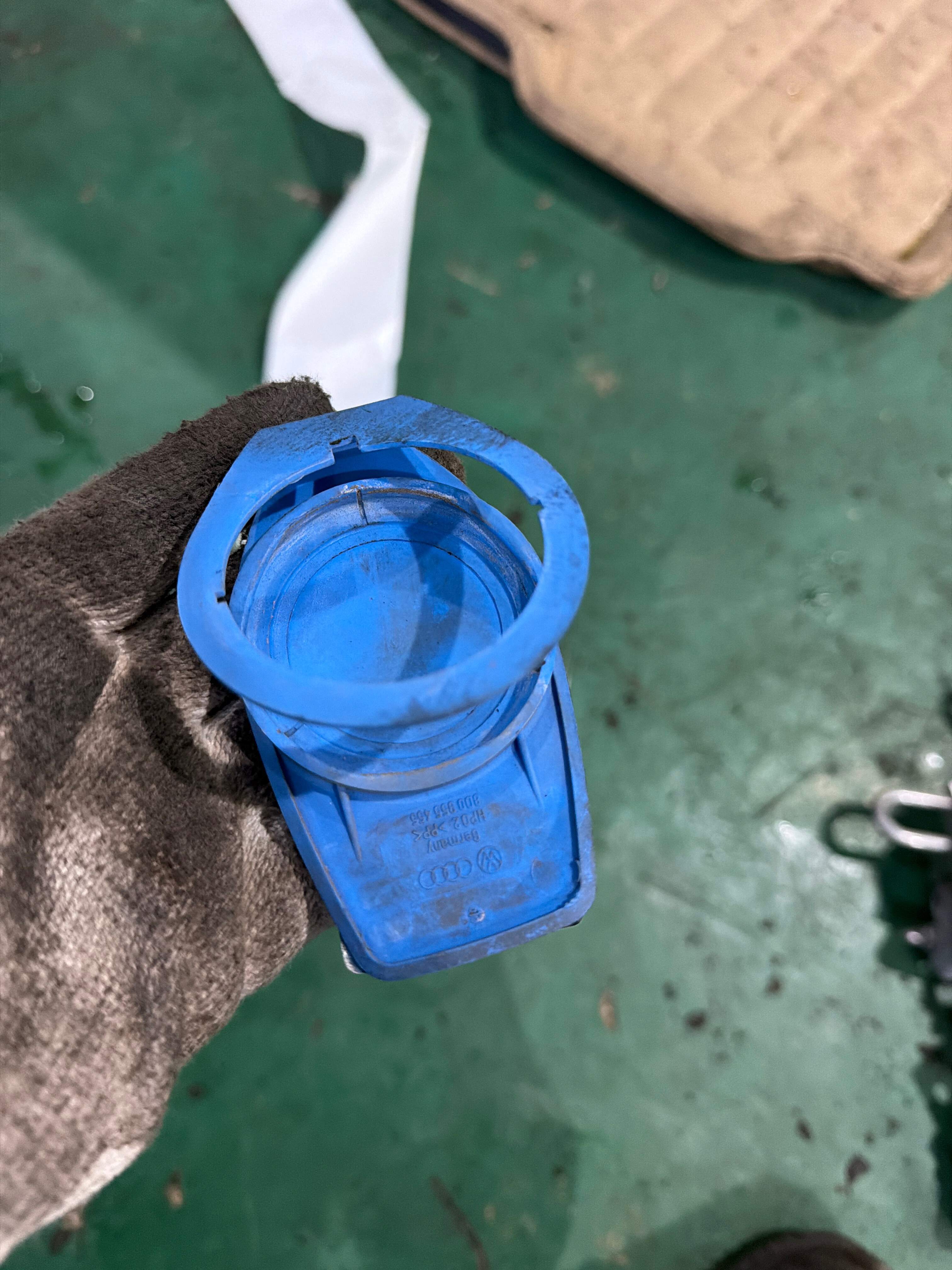 L8D0955455 Front Windshield Washer Reservoir Cap