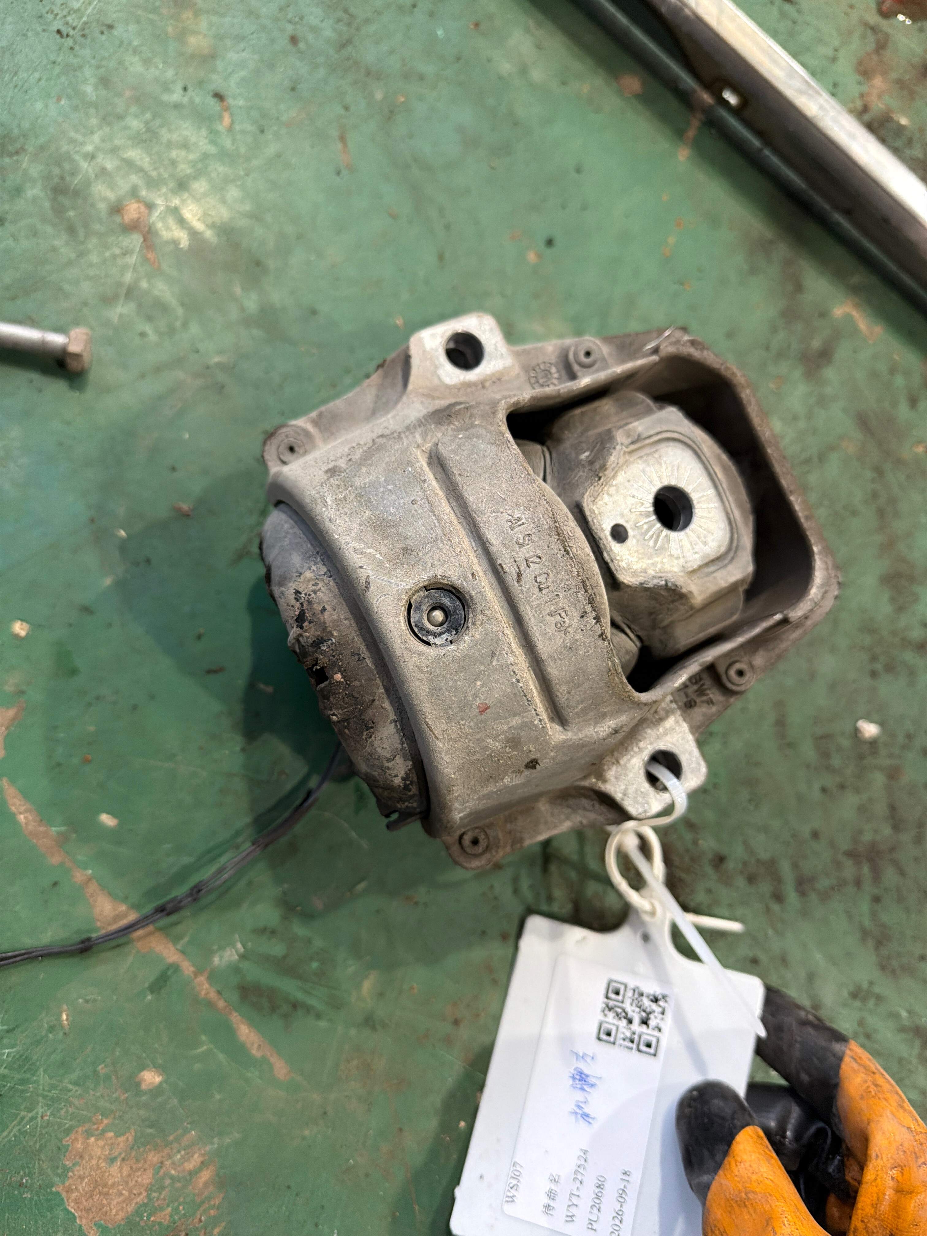 8R0198381C 发动机机脚胶(右)