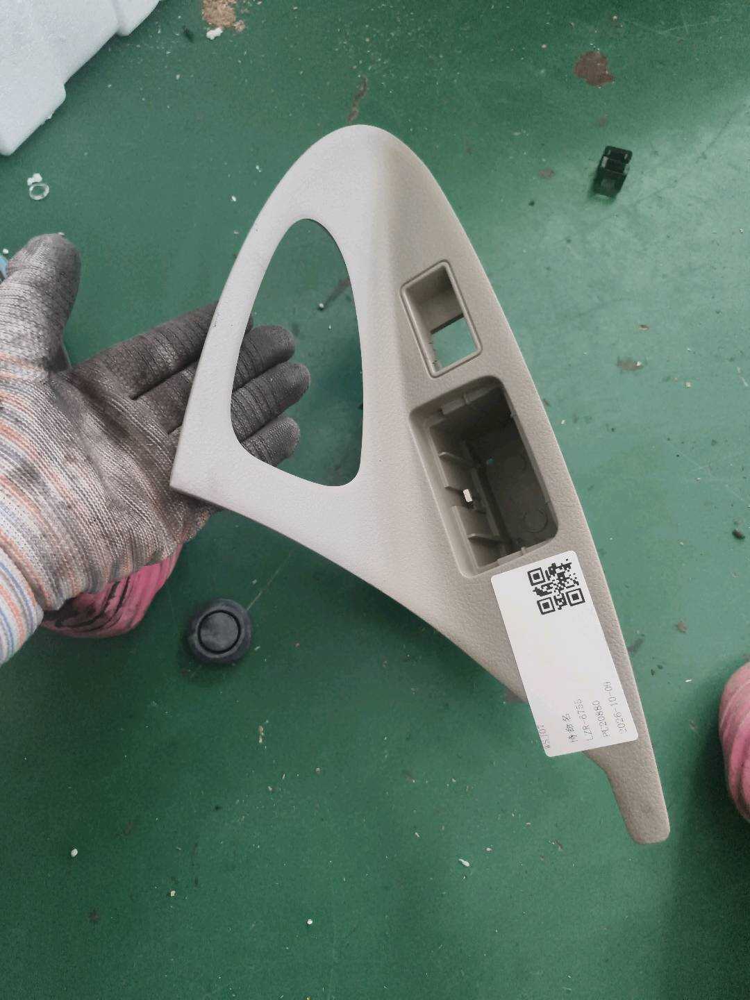7427206250 后门玻璃升降开关装饰板(左)