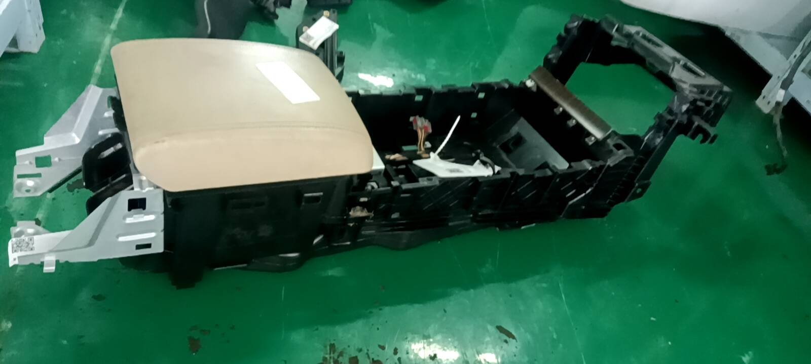 C2Z15167 中央控制台杂物箱支架