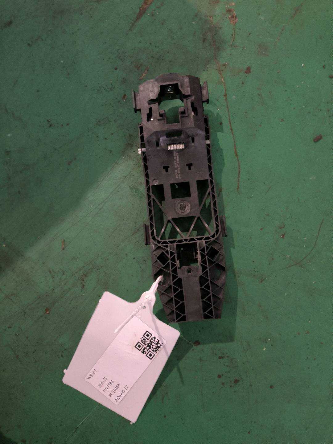 L5CG837885 前门外拉手固定框（左）