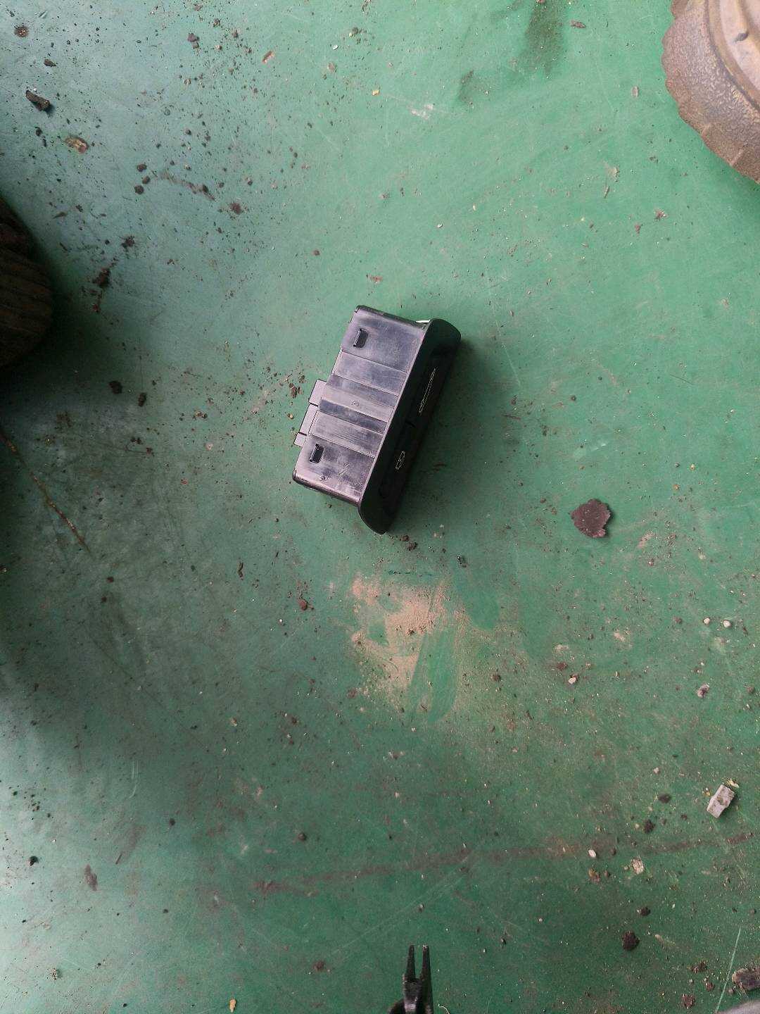 61315A64C25 尾盖开启开关(车内)