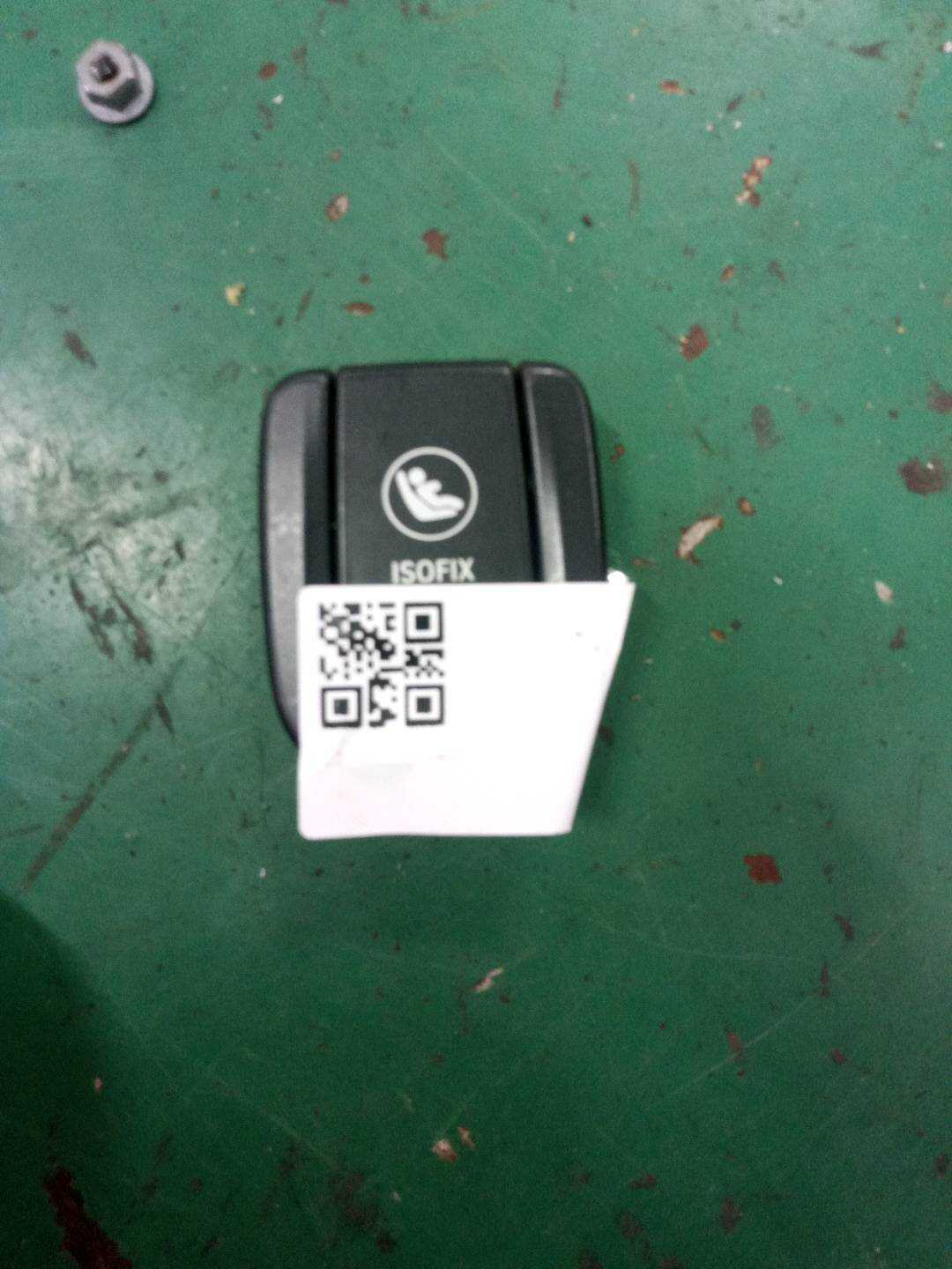 52207384719 后座椅底座小饰板