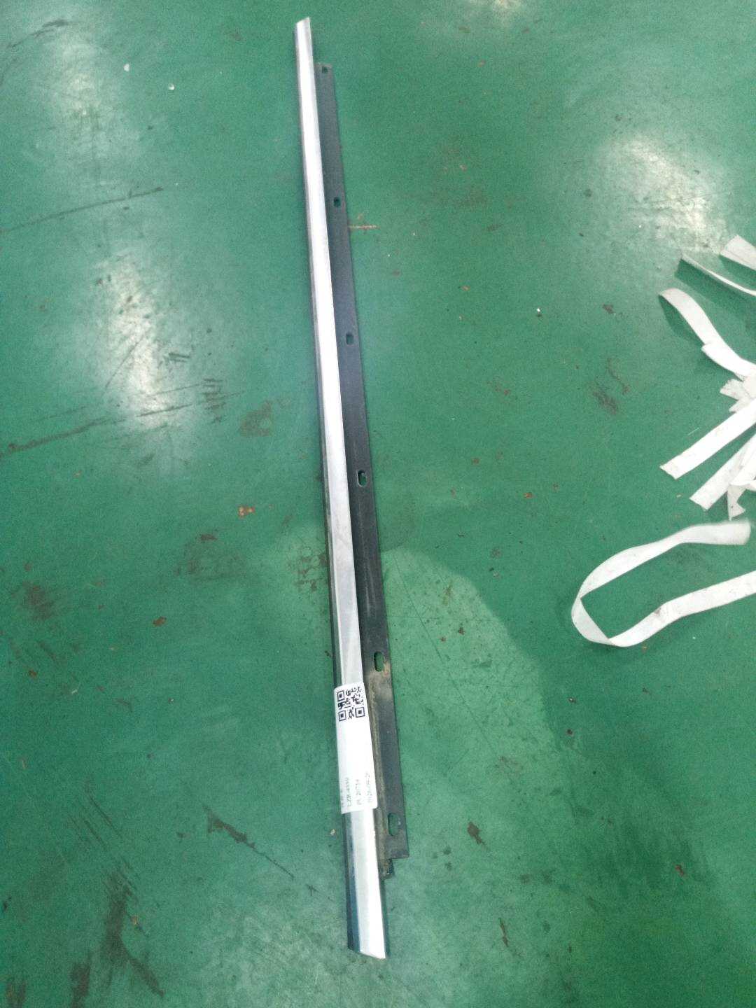 L8E0853764B 后门玻璃压条(右外)