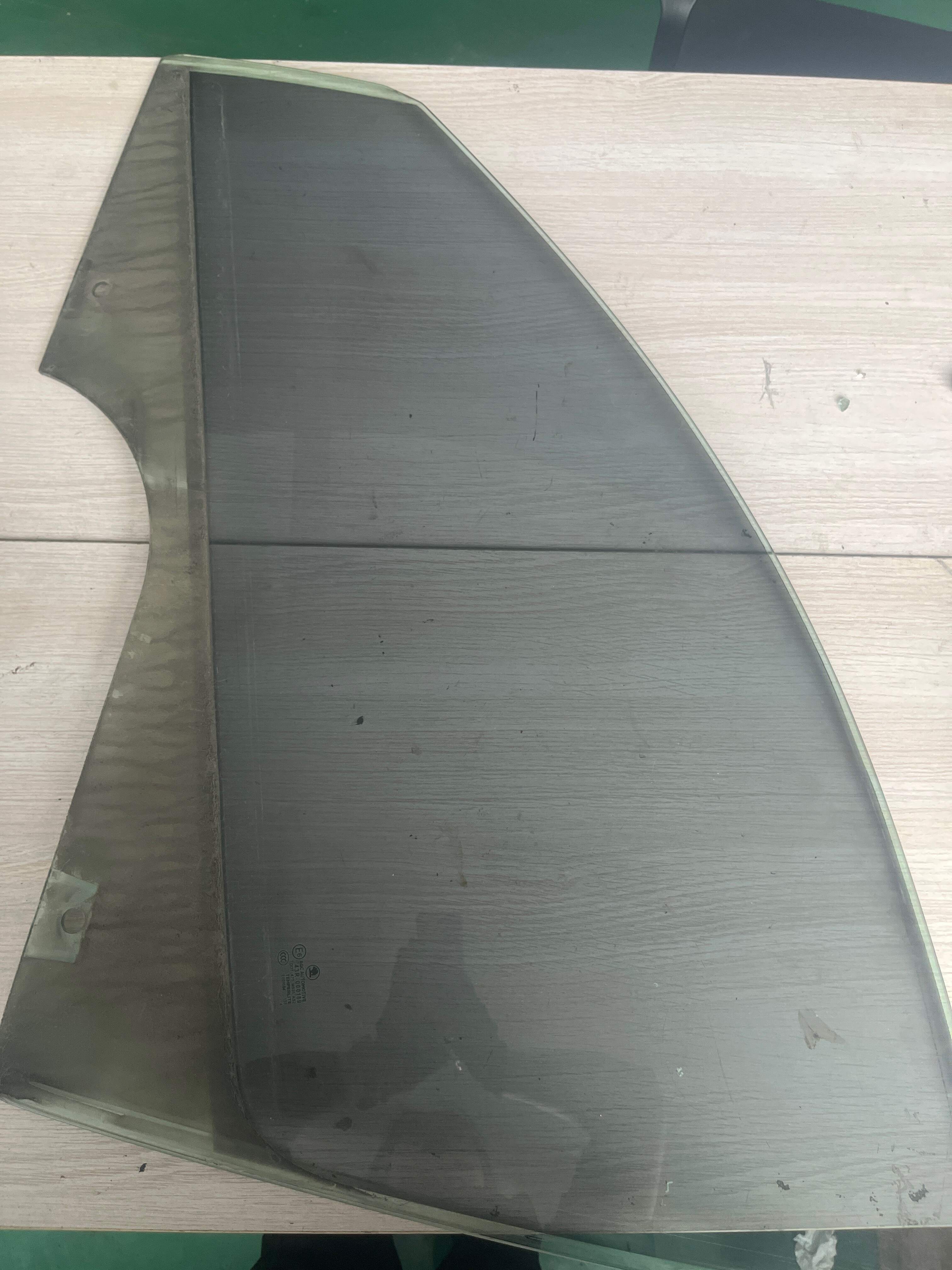 1ZD845021 Front Door Glass, Left