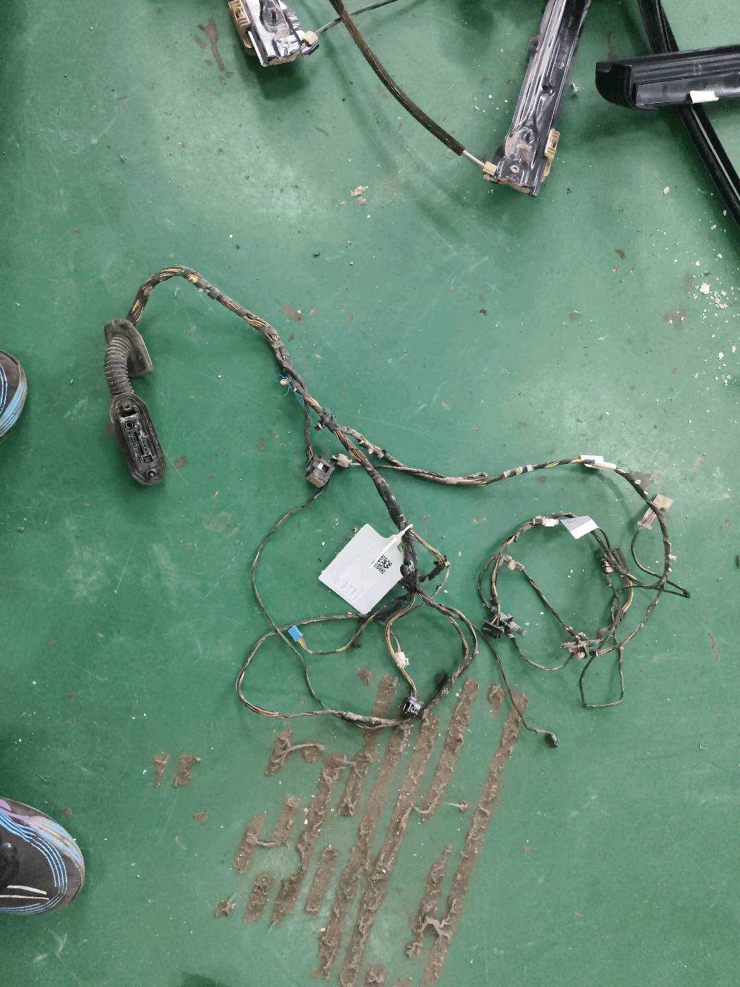 61129379827 前门线束(左)