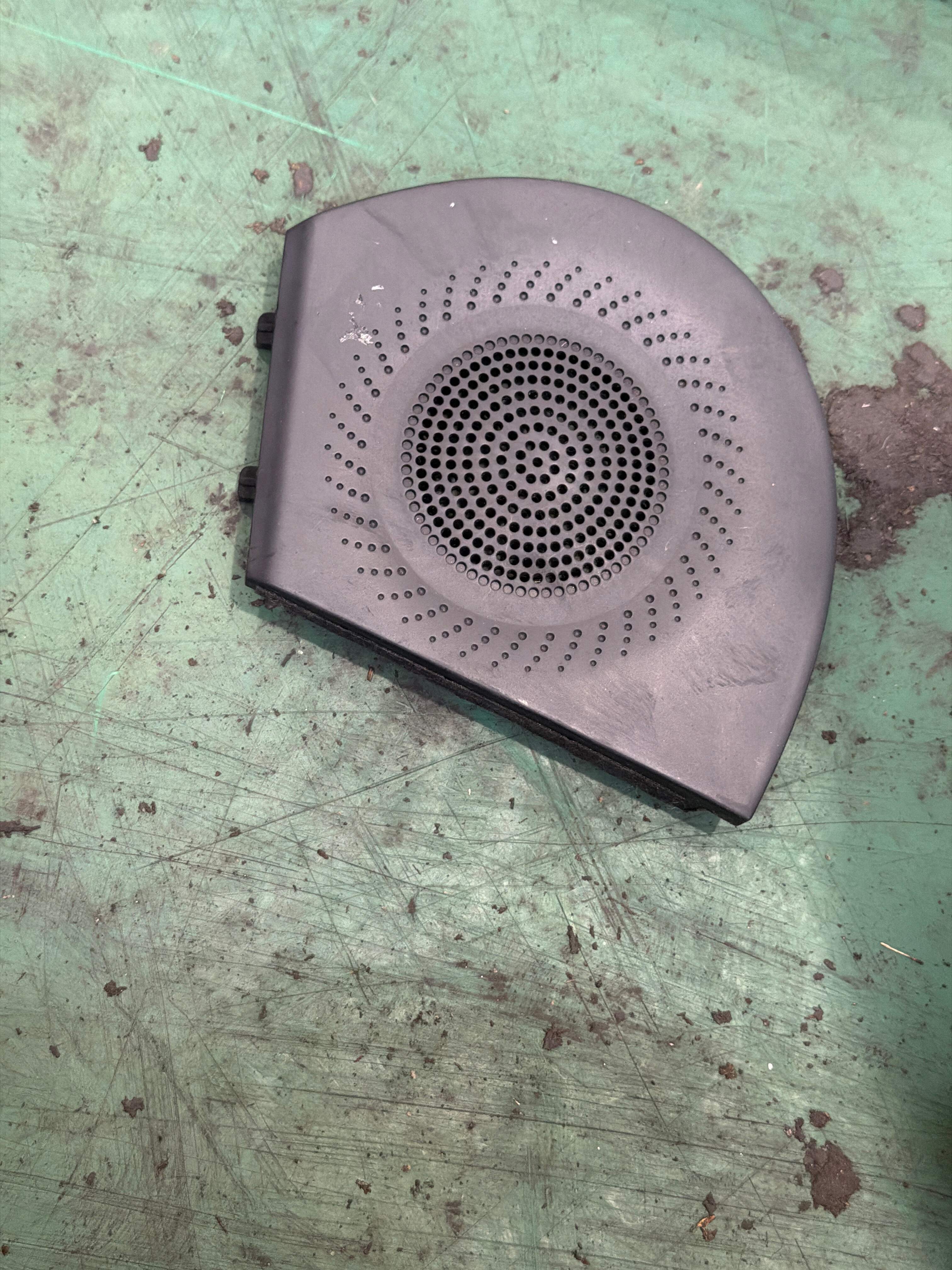 847254Q000RY 仪表台扬声器罩(左)